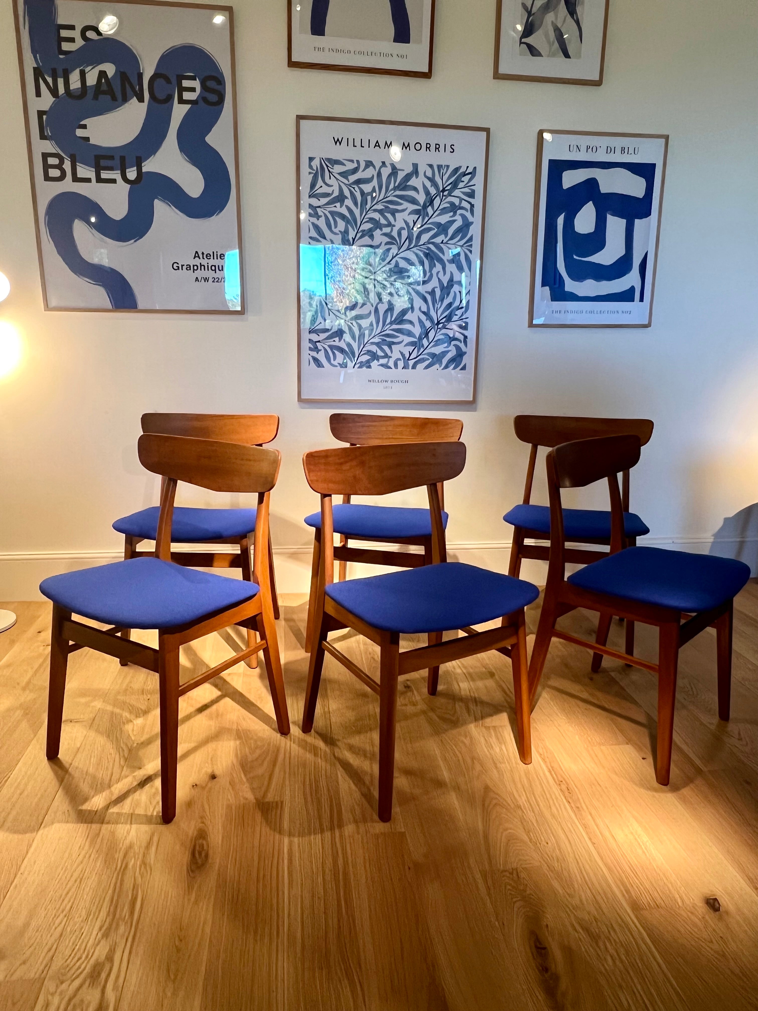 Suite de 6 chaises scandinaves vintage Greta en lainage bleu éléctrique