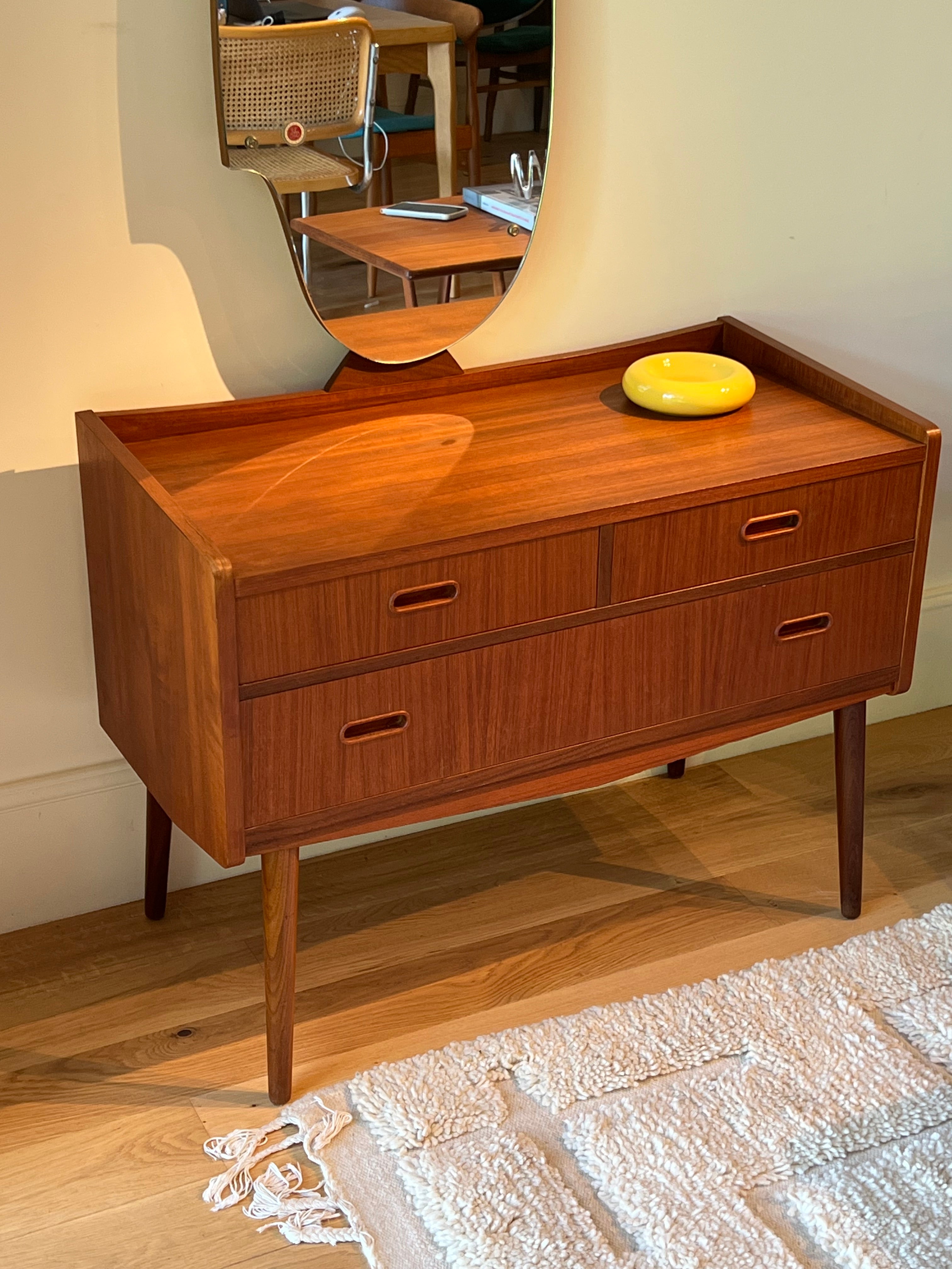 Commode coiffeuse avec grand miroir scandinave vintage "Karna"