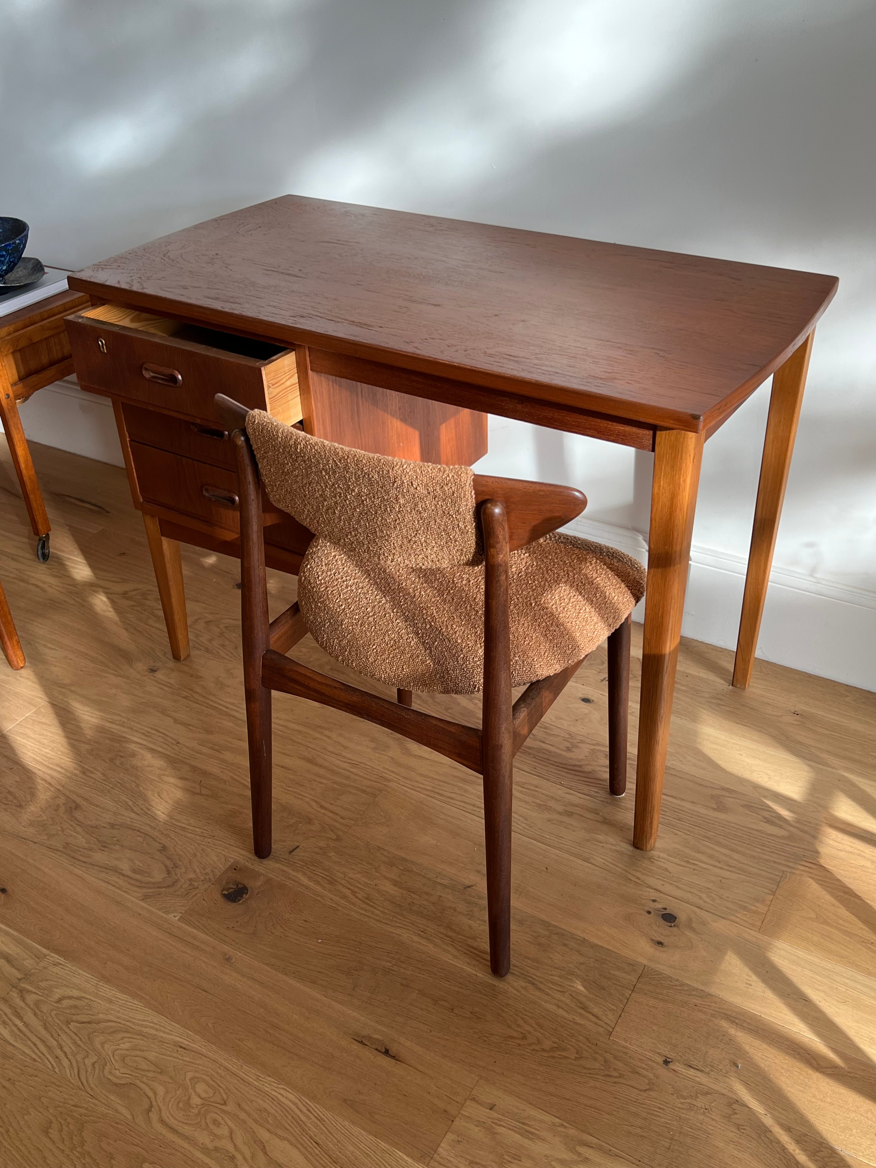 Chaise scandinave vintage en bouclette terracotta « Else »