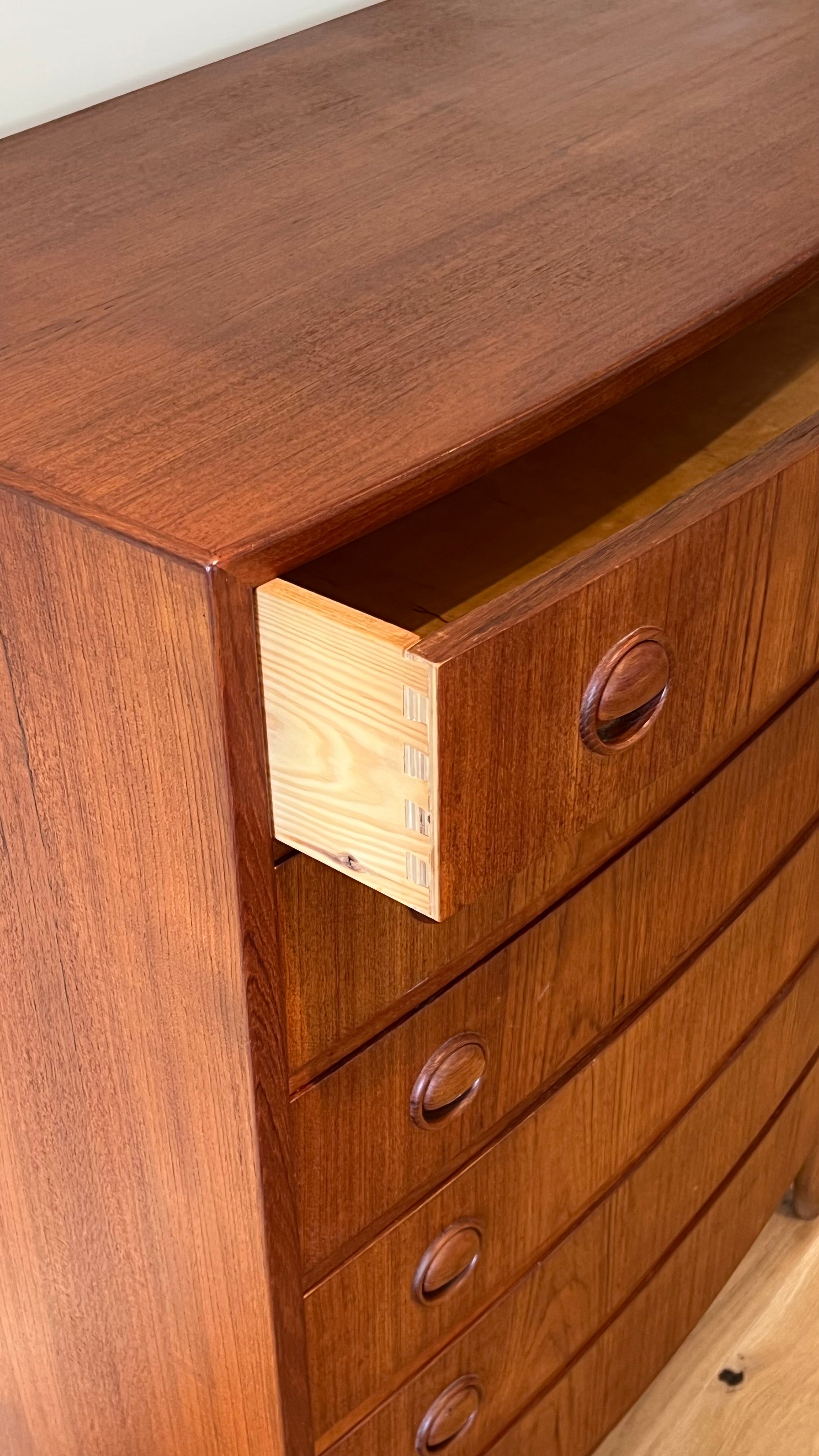 Commode haute - chiffonnier scandinave vintage en teck « Inger »