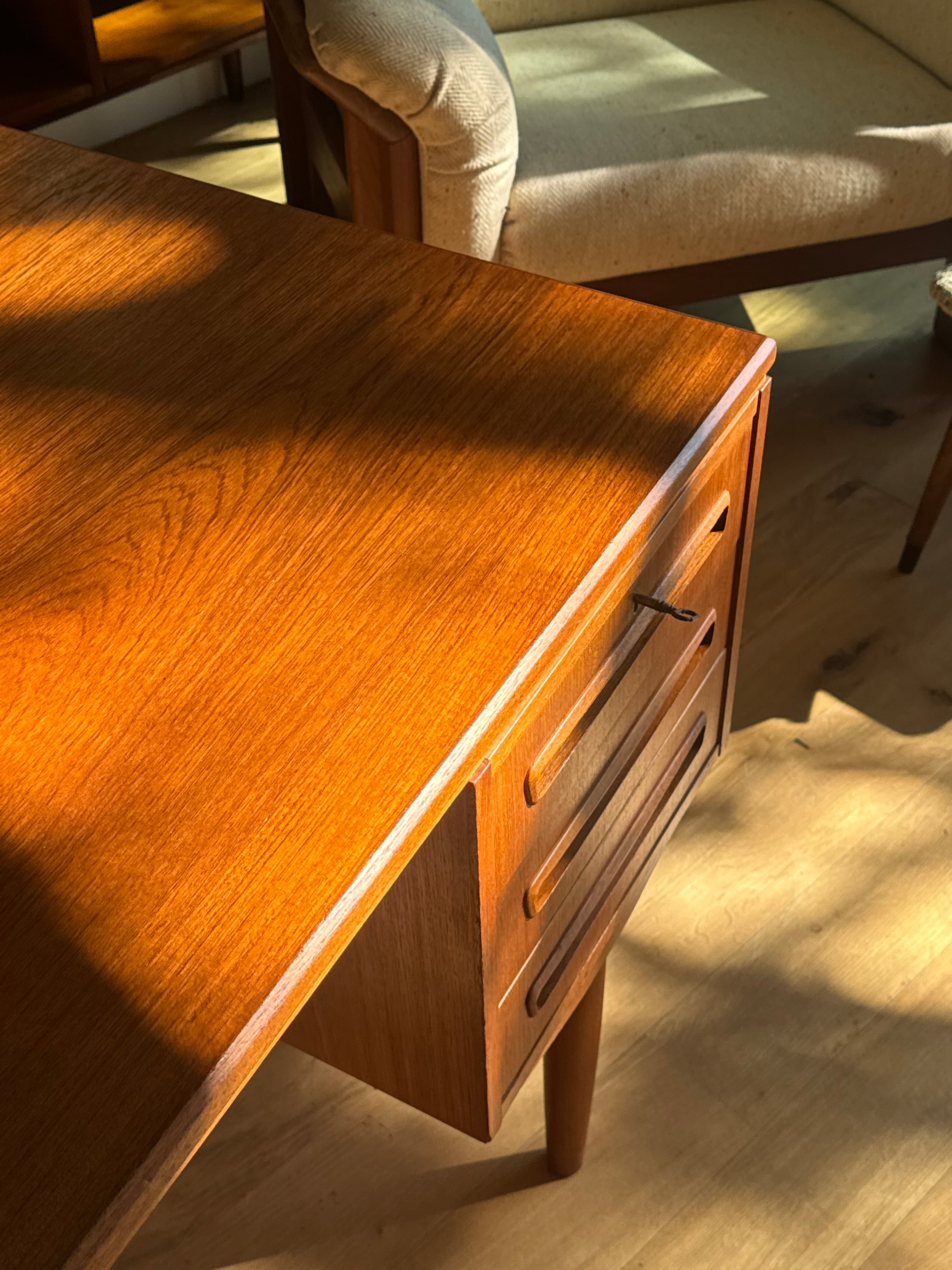 Bureau scandinave vintage double face en teck "Arnold"