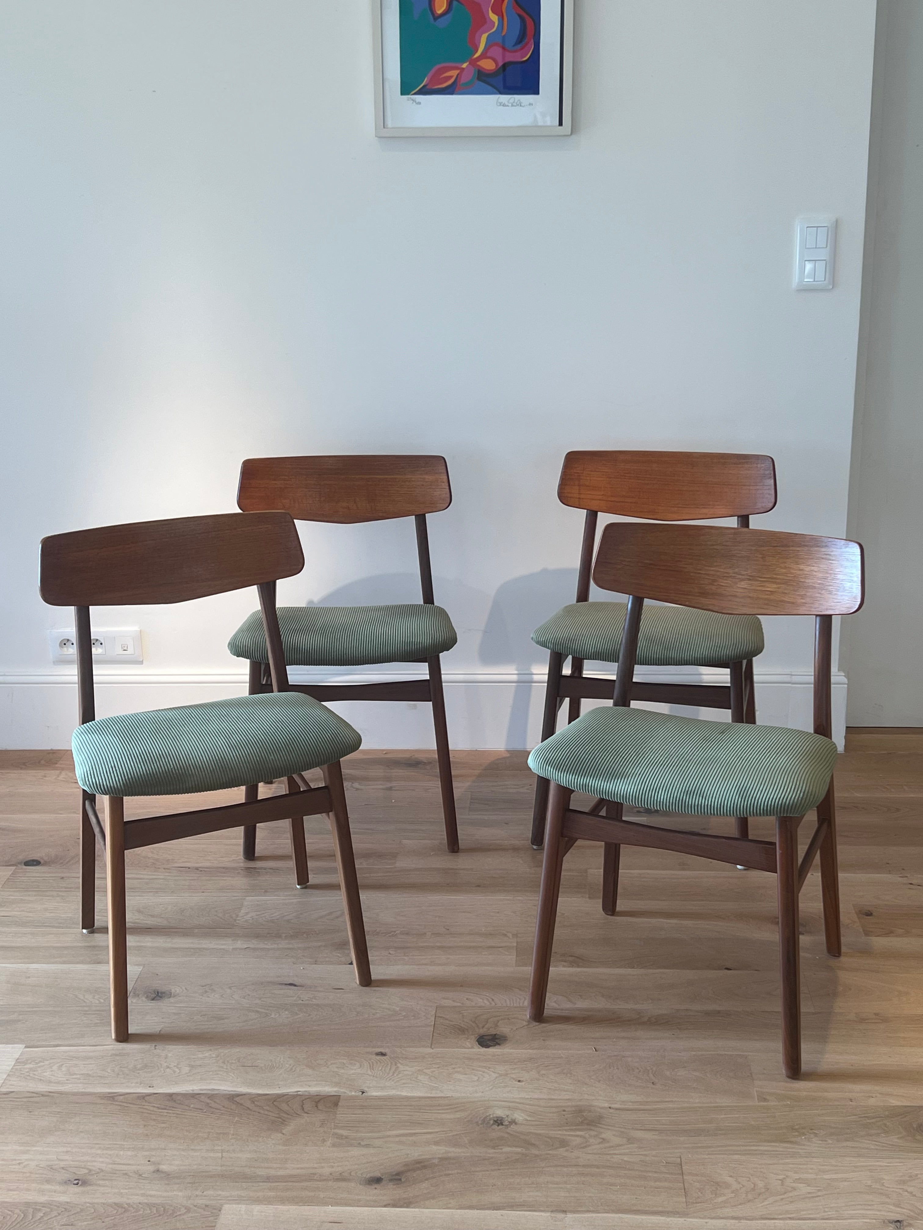 Suite de 4 chaises scandinaves en teck – Modèle « Kristin » – Années 60