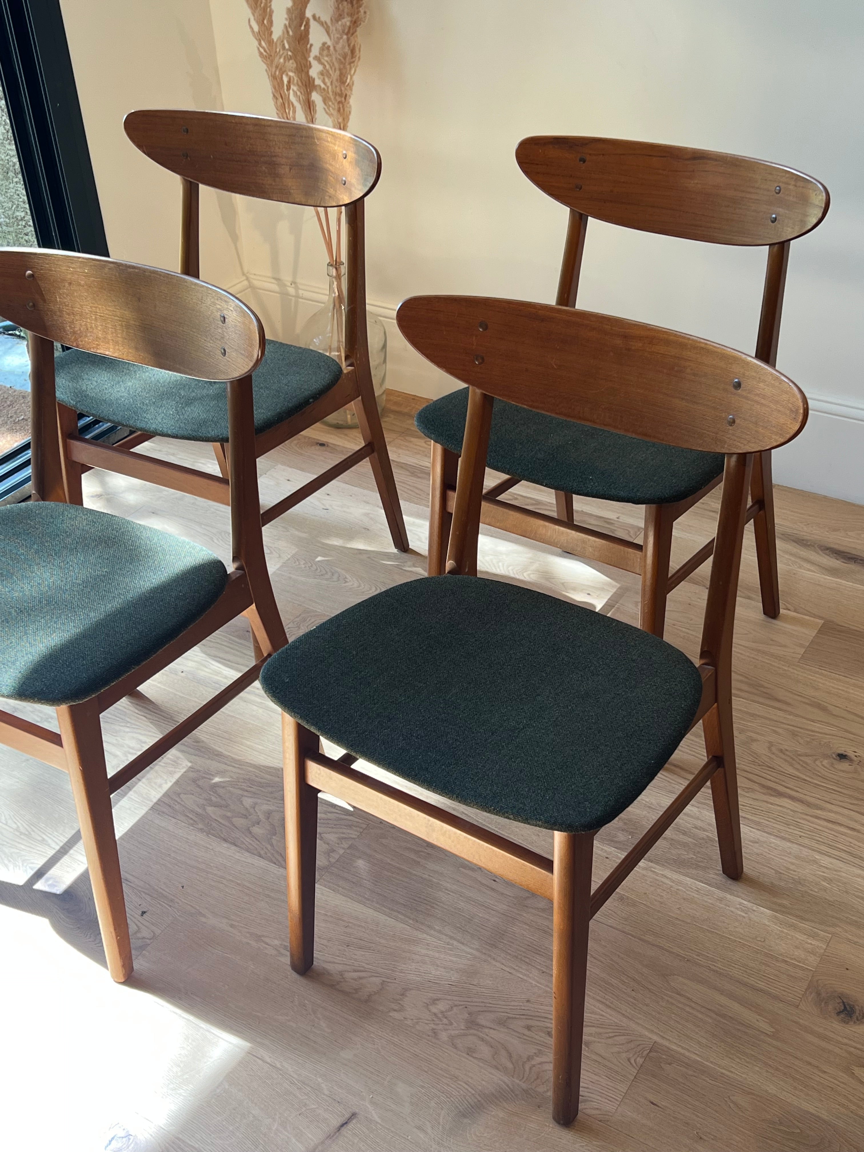 Suite de 4 chaises Frastrup 210 "Alma" en lainage vert d'origine