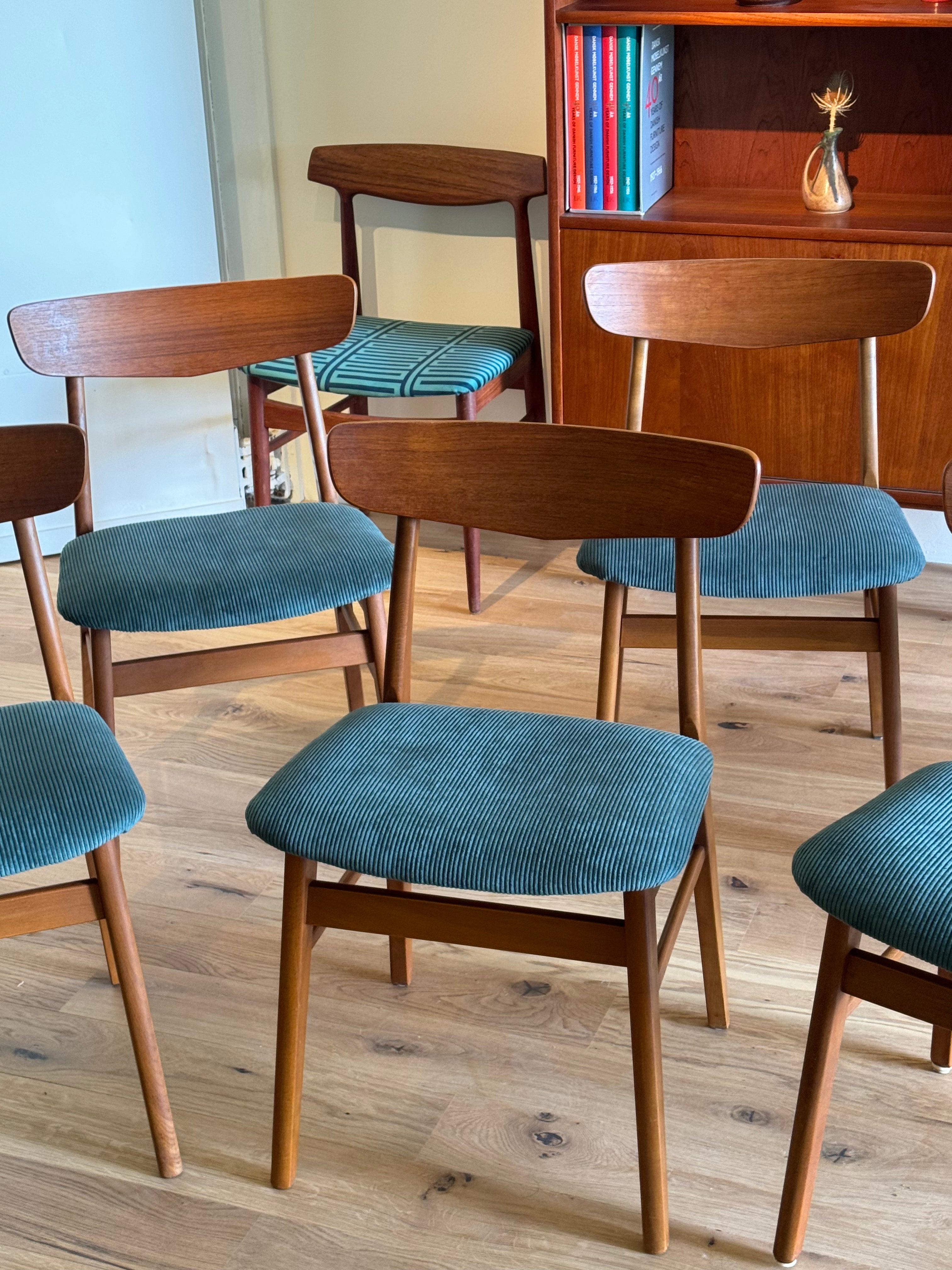 Suite de 6 chaises scandinaves vintage « Greta » en velours cotelé bleu. | PRÉ-COMMANDE