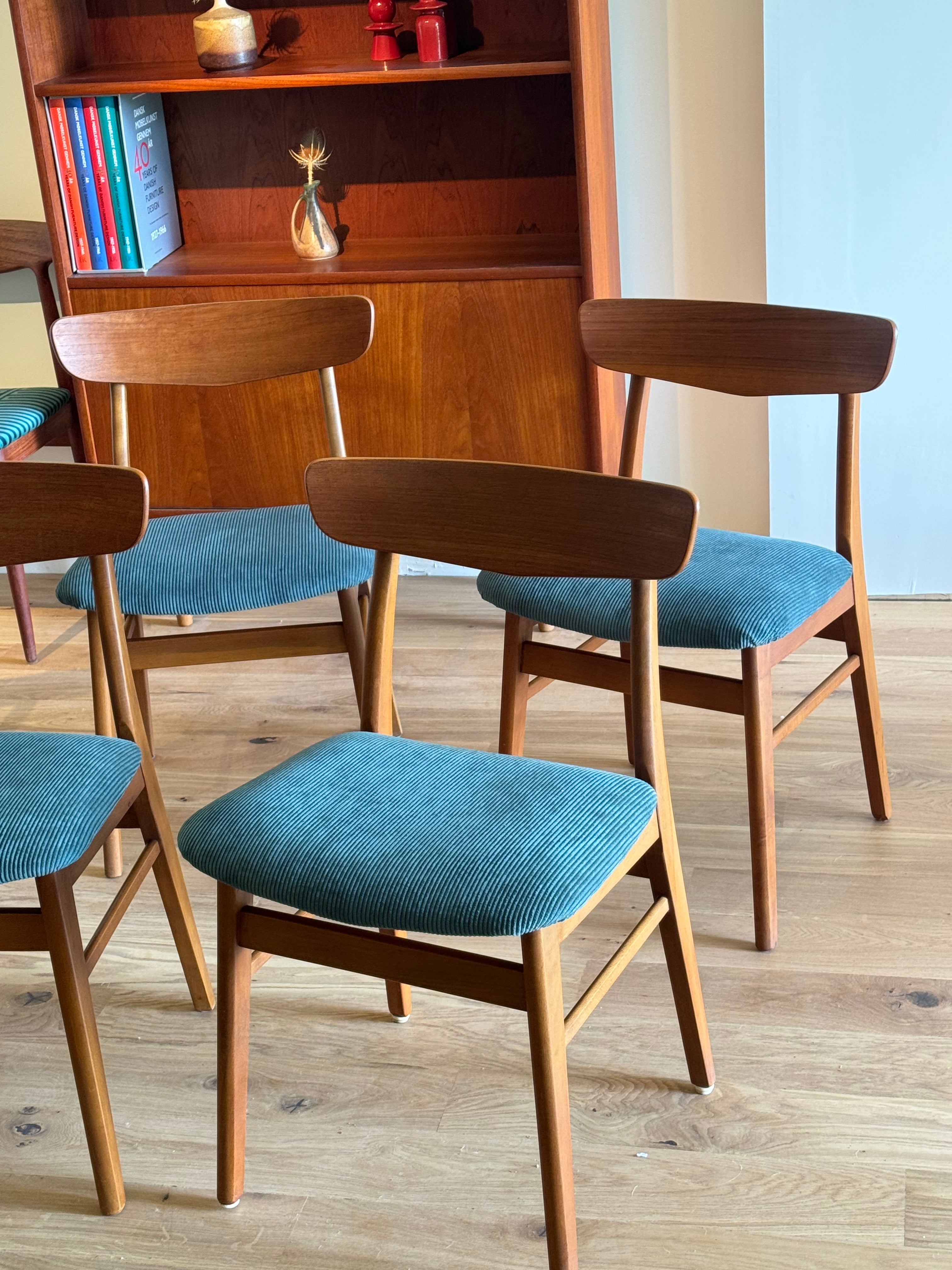 PRÉ-COMMANDE : Suite de 6 chaises scandinaves vintage « Greta » en velours cotelé bleu