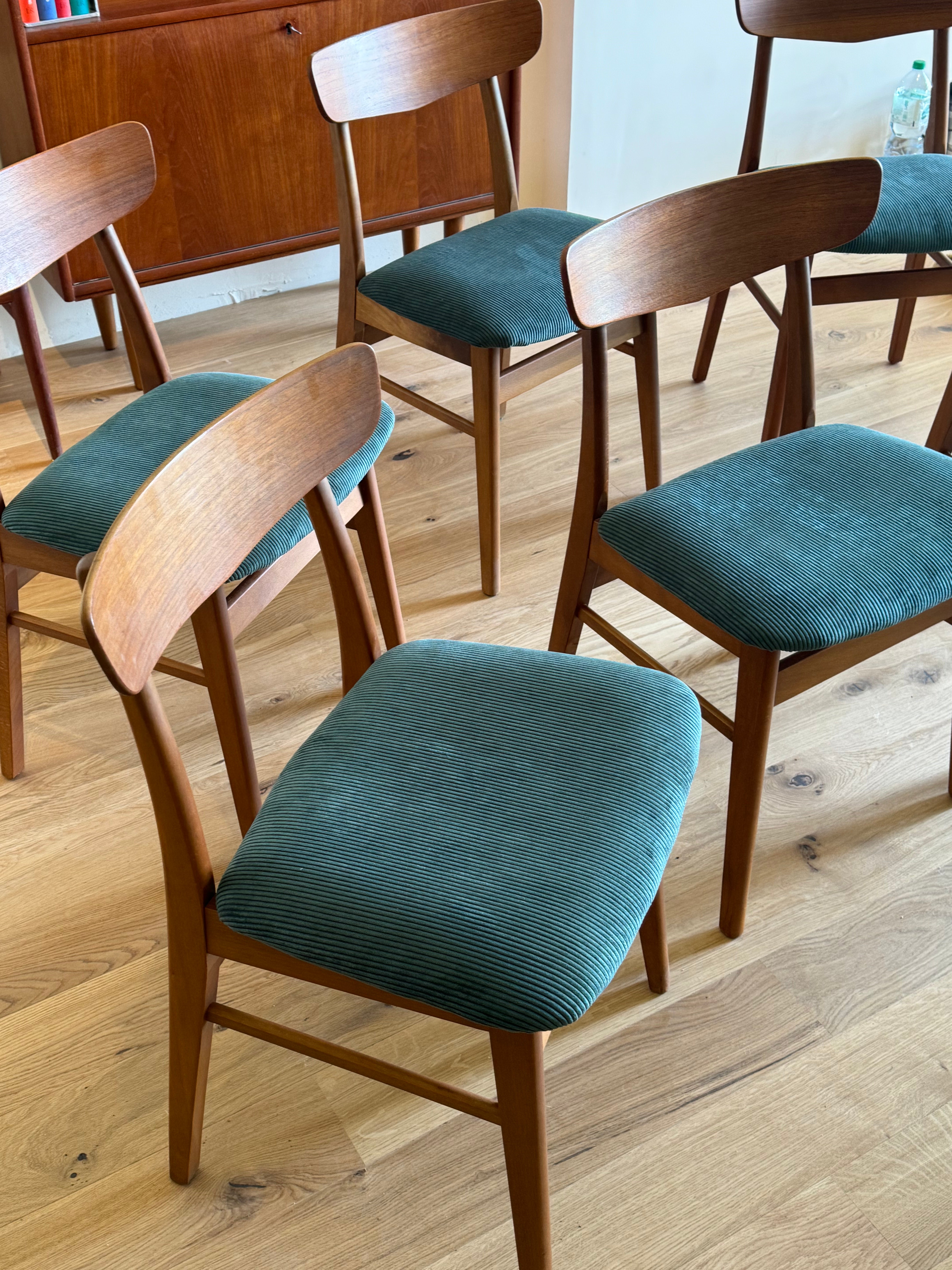 PRÉ-COMMANDE : Suite de 6 chaises scandinaves vintage « Greta » en velours cotelé bleu