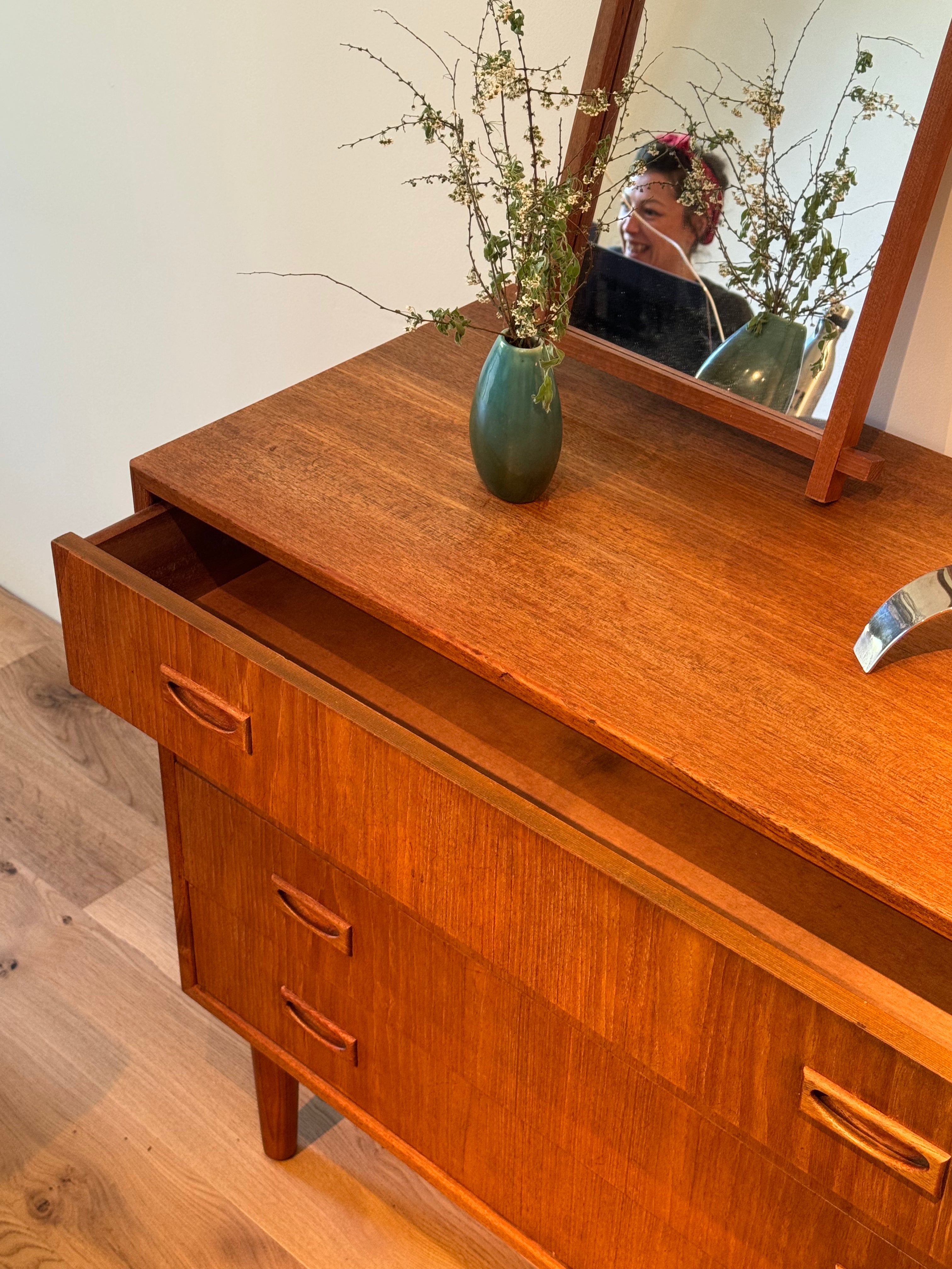 Commode scandinave vintage en teck "Tina"