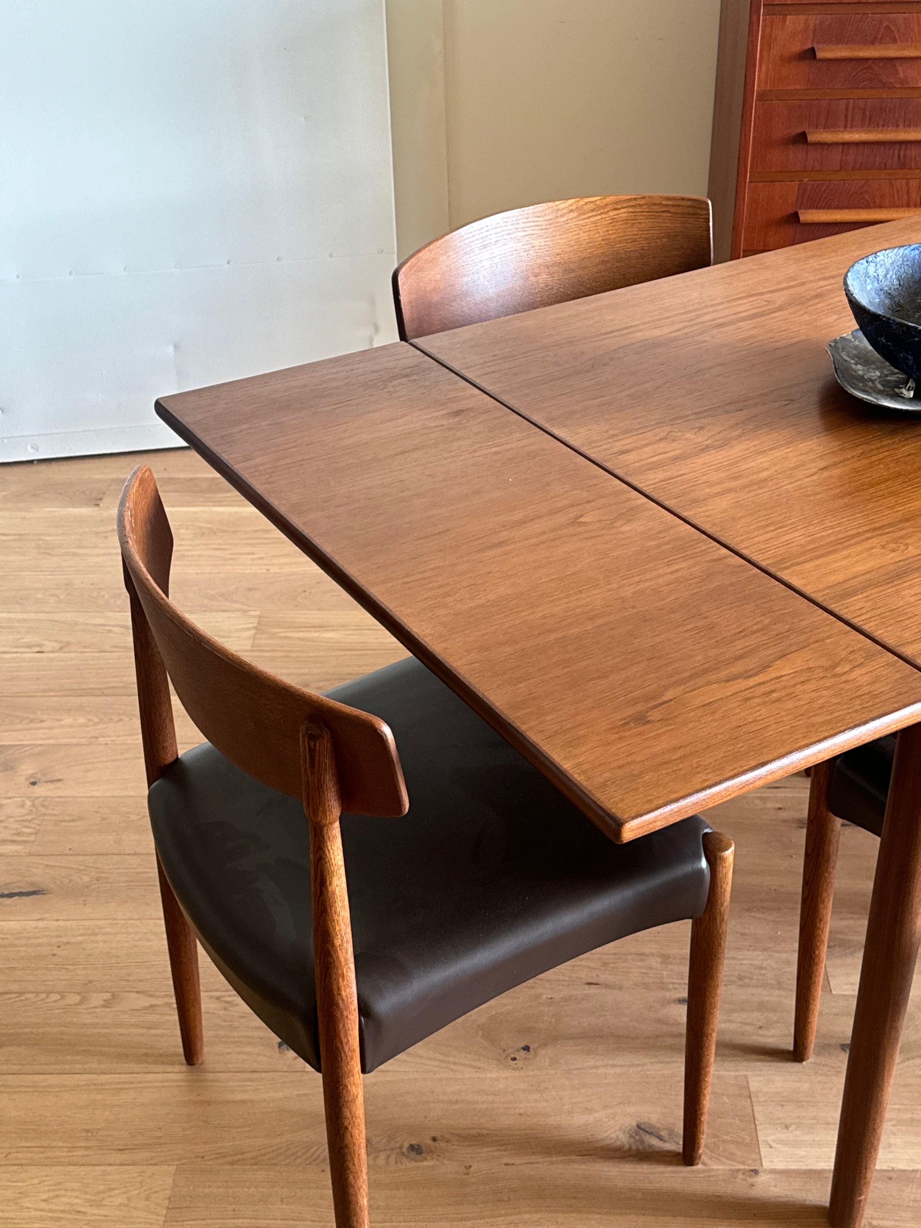 Table de salle à manger carré en chêne moyen "Tyria"