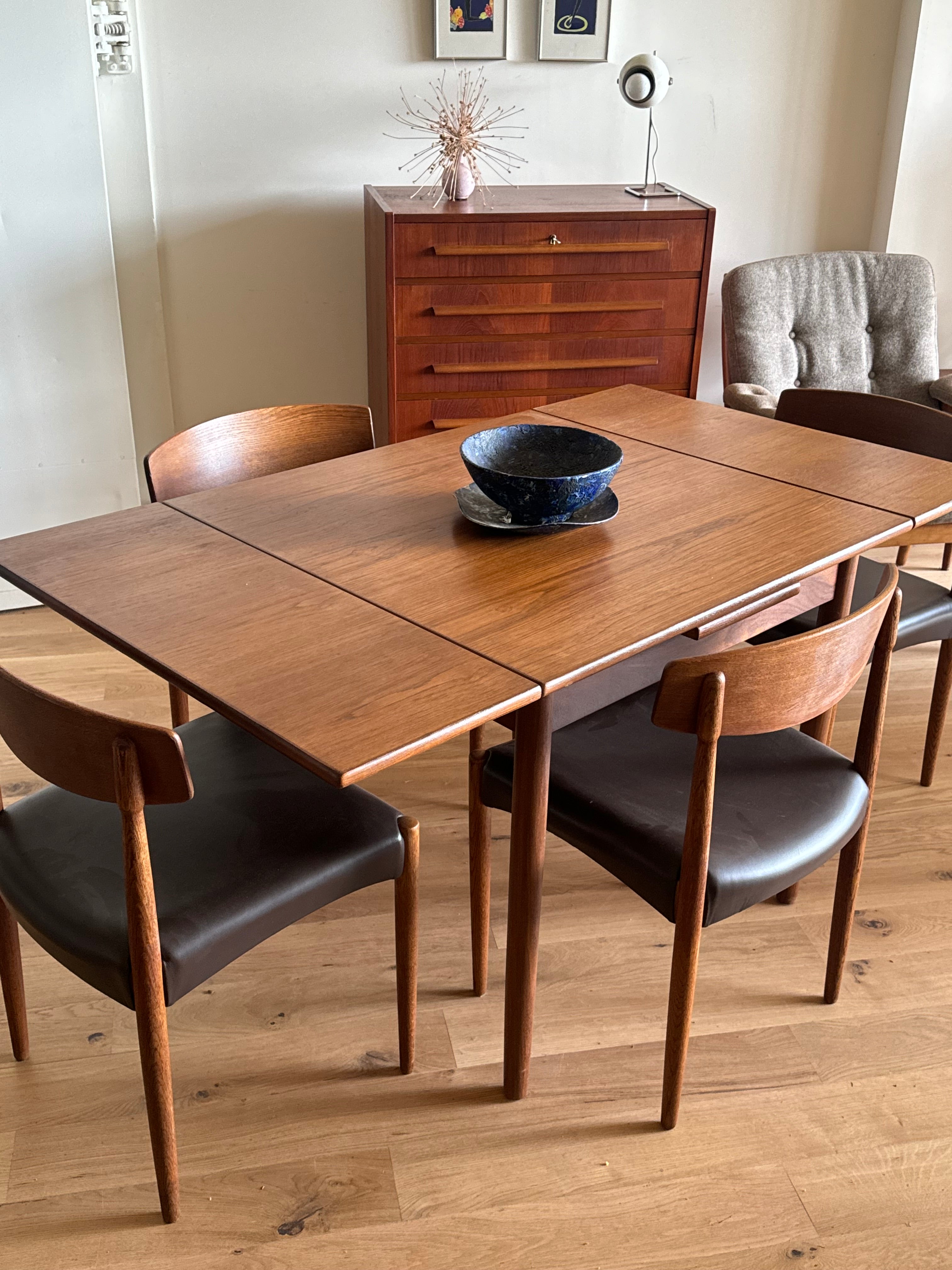 Table de salle à manger carré en chêne moyen "Tyria"