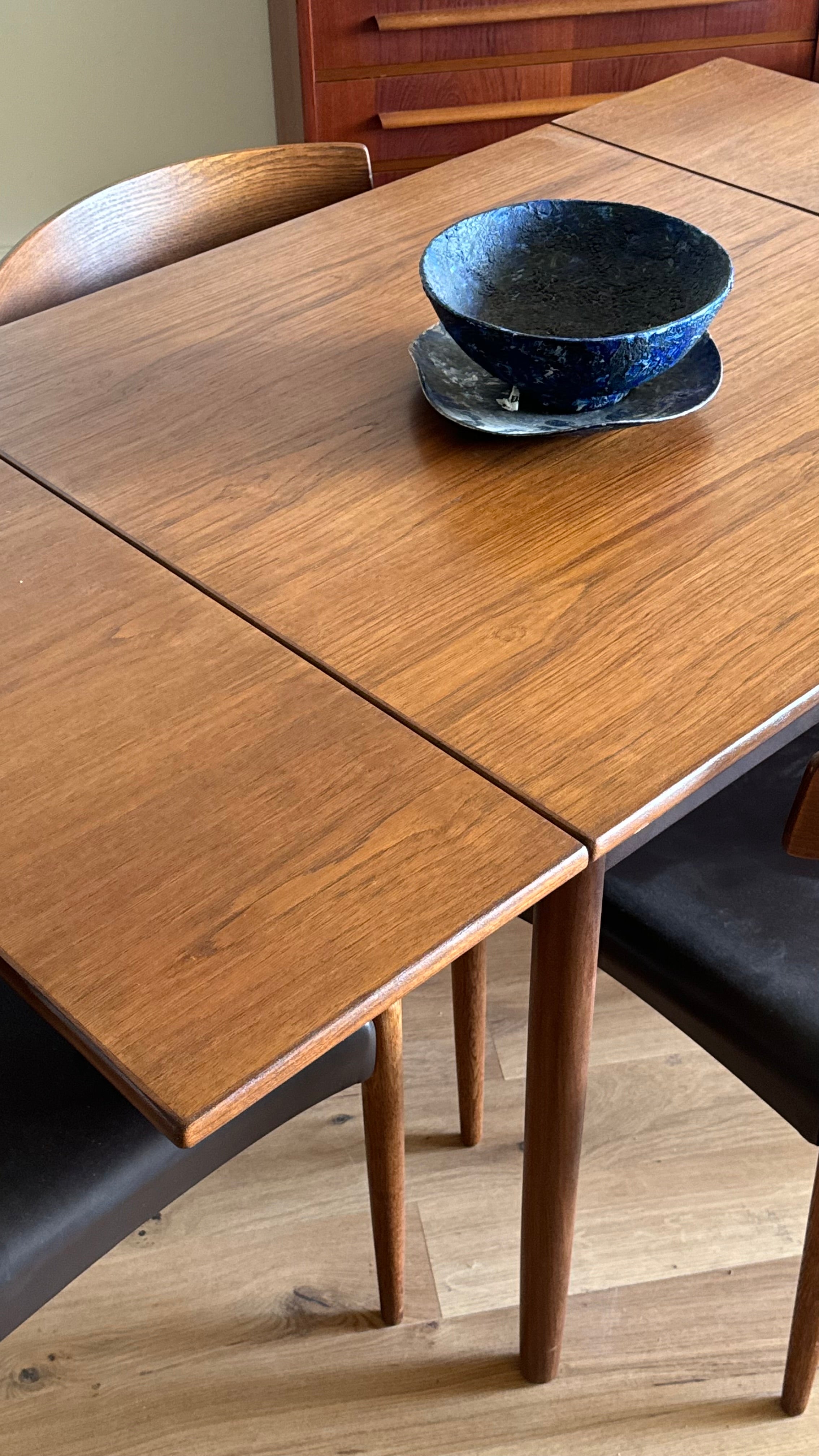 Table de salle à manger carré en chêne moyen "Tyria"