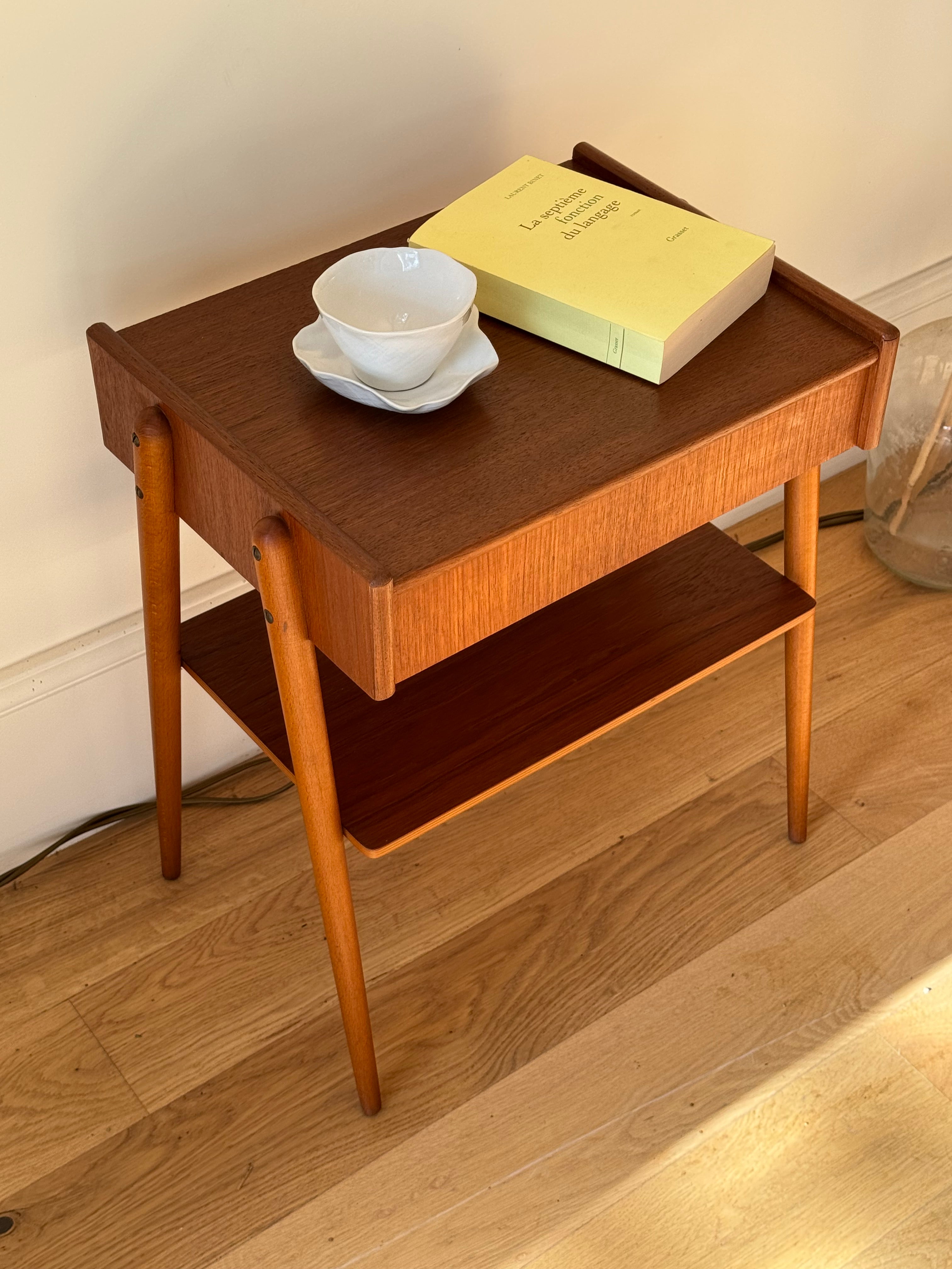 Console ou table d'appoint scandinave vintage en teck "Janne"