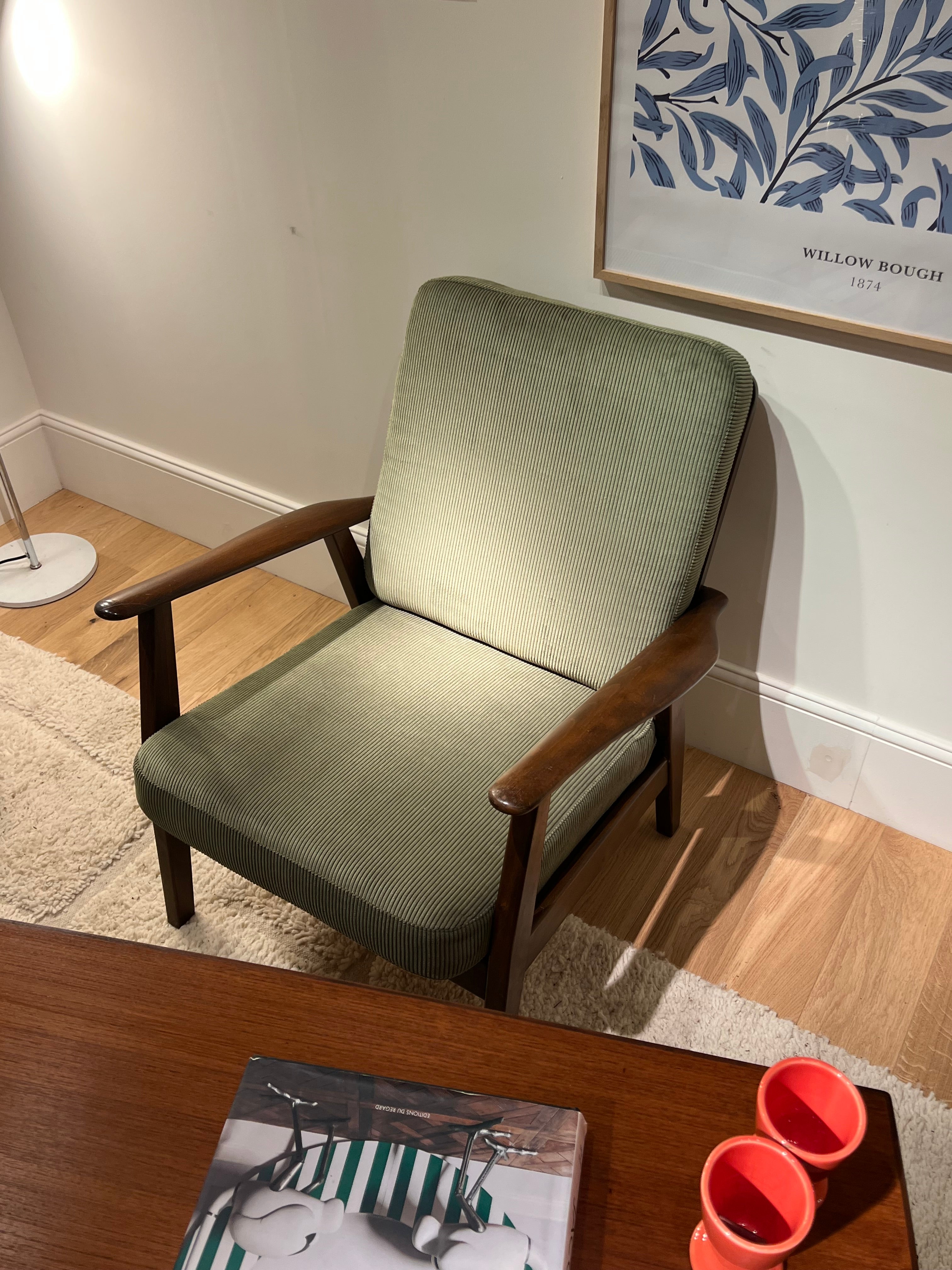 Fauteuil scandinave vintage en teck et velours petites côtes vert – "Alrik"