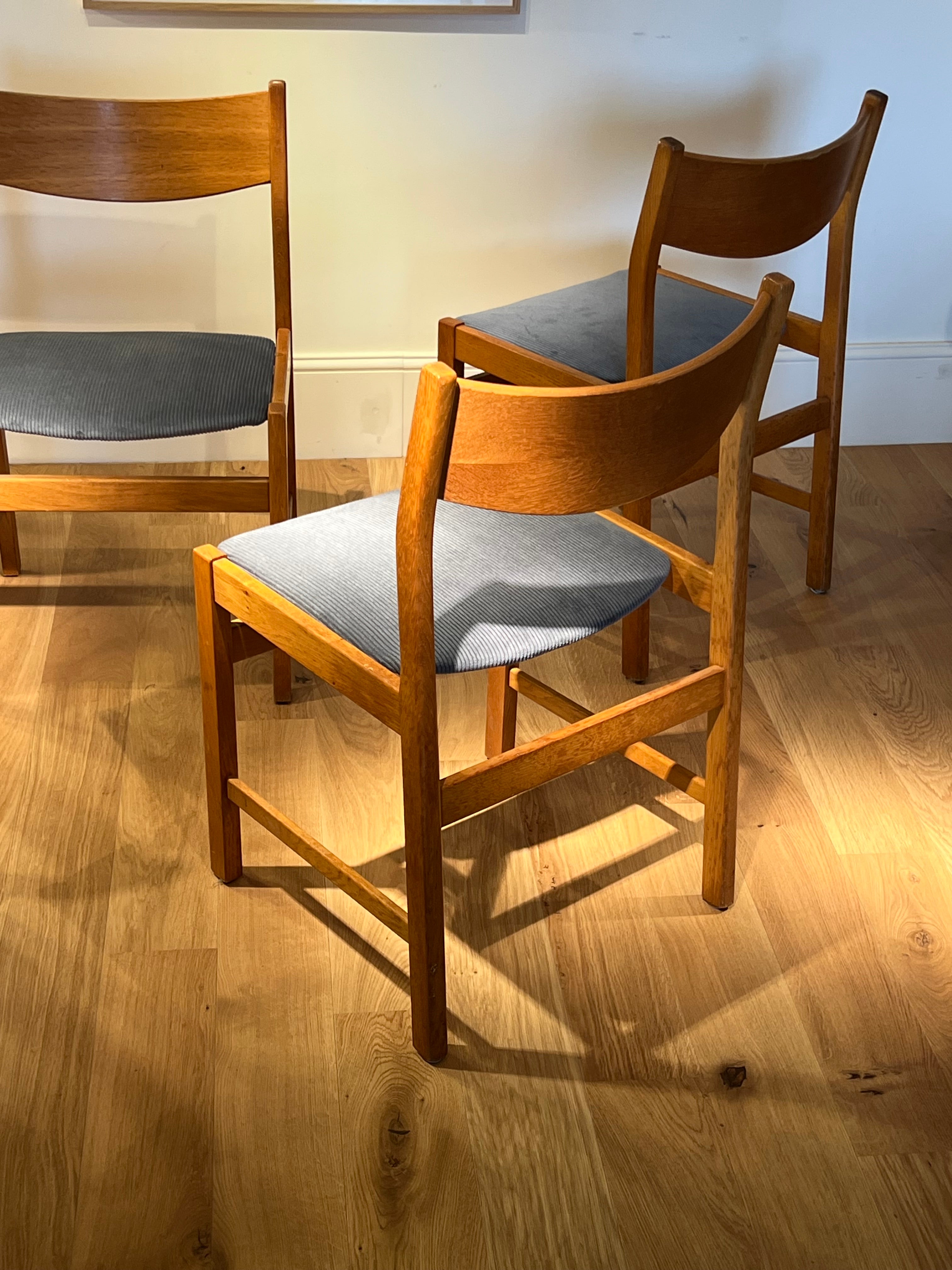 Chaise vintage en chêne retapissée en velours côtelé bleu gris (5 chaises disponibles)