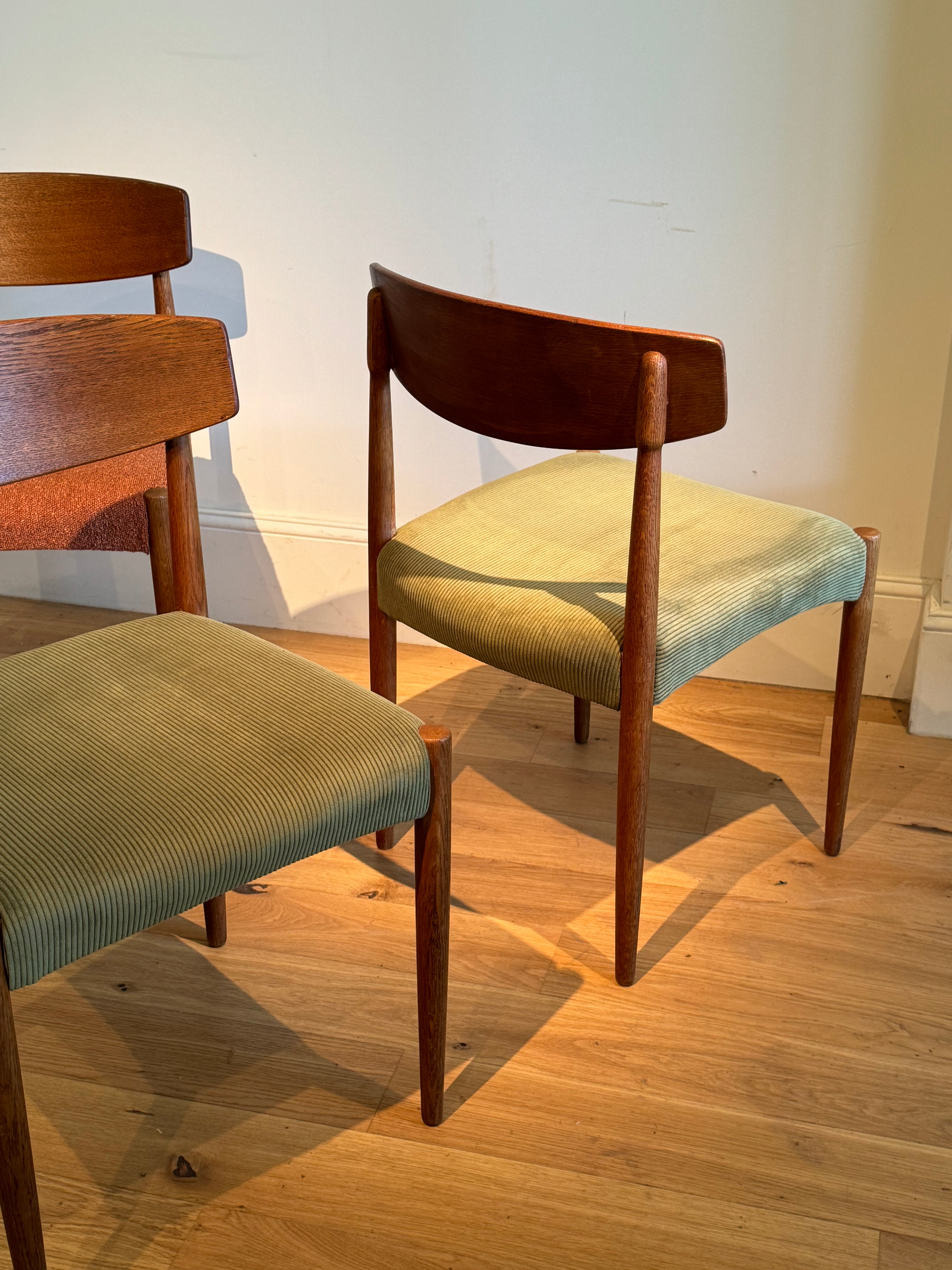 Suite de 4 chaises scandinaves vintage « Huldra » en chêne