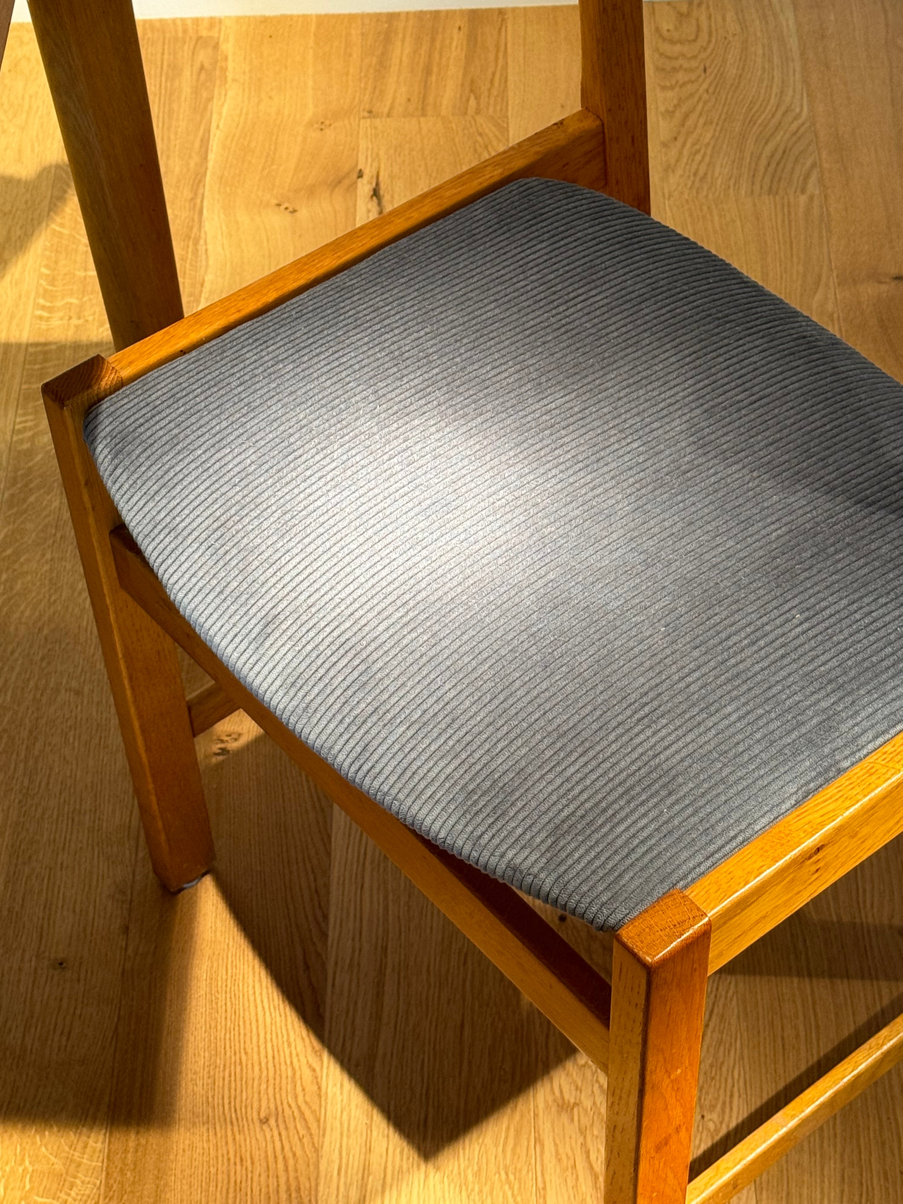Chaise vintage en chêne retapissée en velours côtelé bleu gris (5 chaises disponibles)