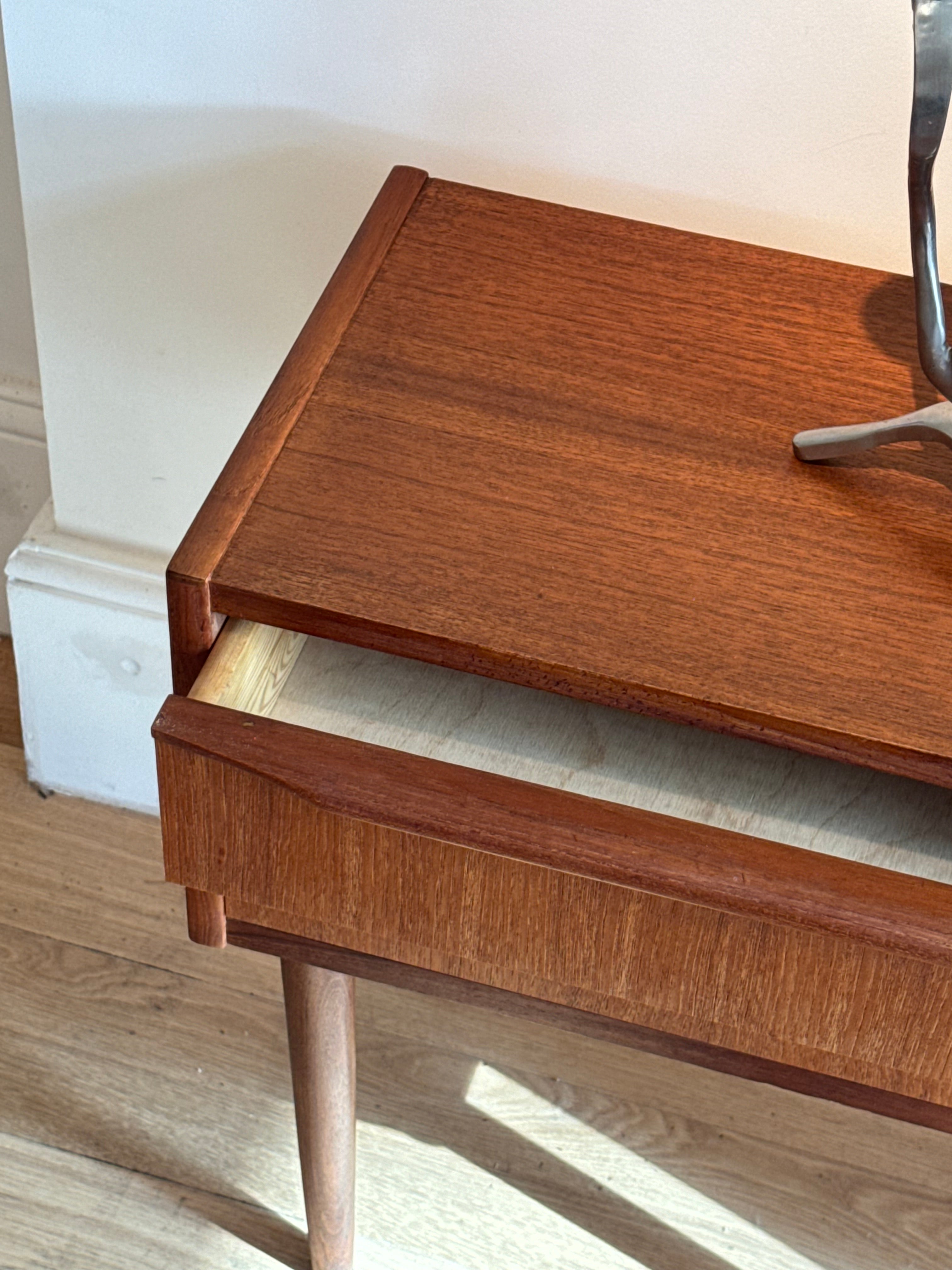 Table de chevet scandinave vintage en teck "Lyn"