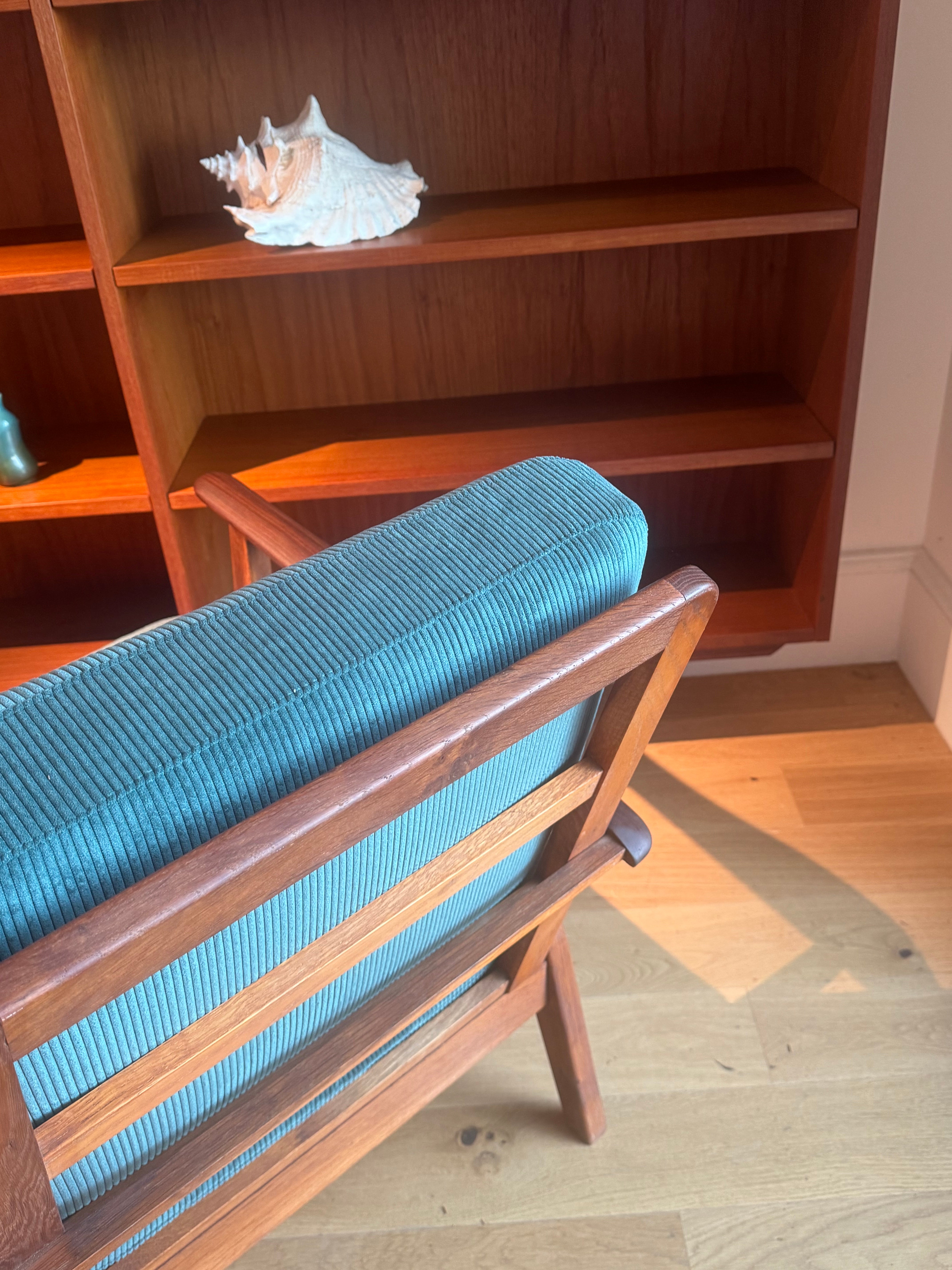 Fauteuil scandinave vintage en teck et velours petites côtes bleu canard – "Eirik"