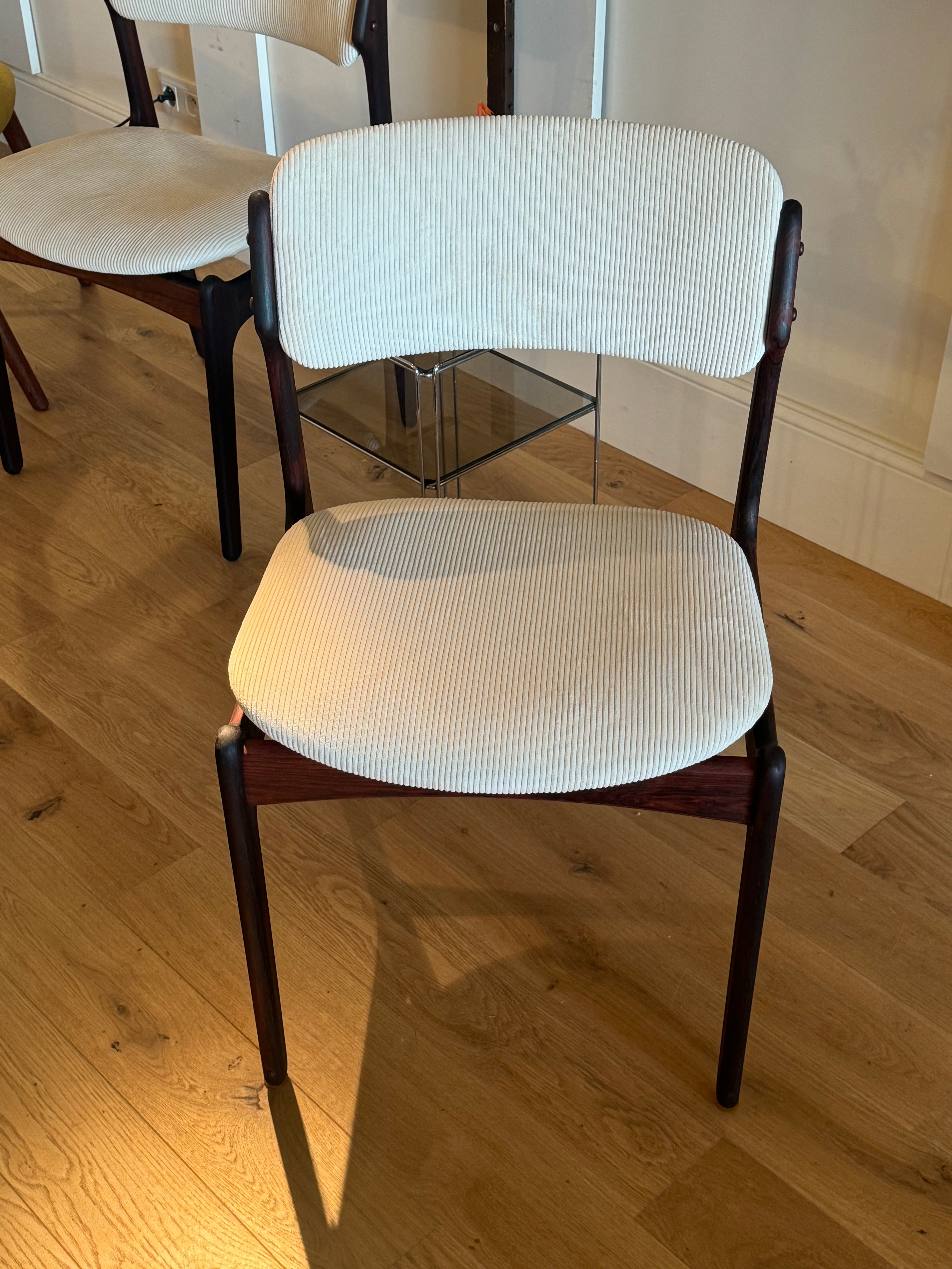 Paire de chaises scandinaves vintage Erik Buch modèle 49 en velours crème