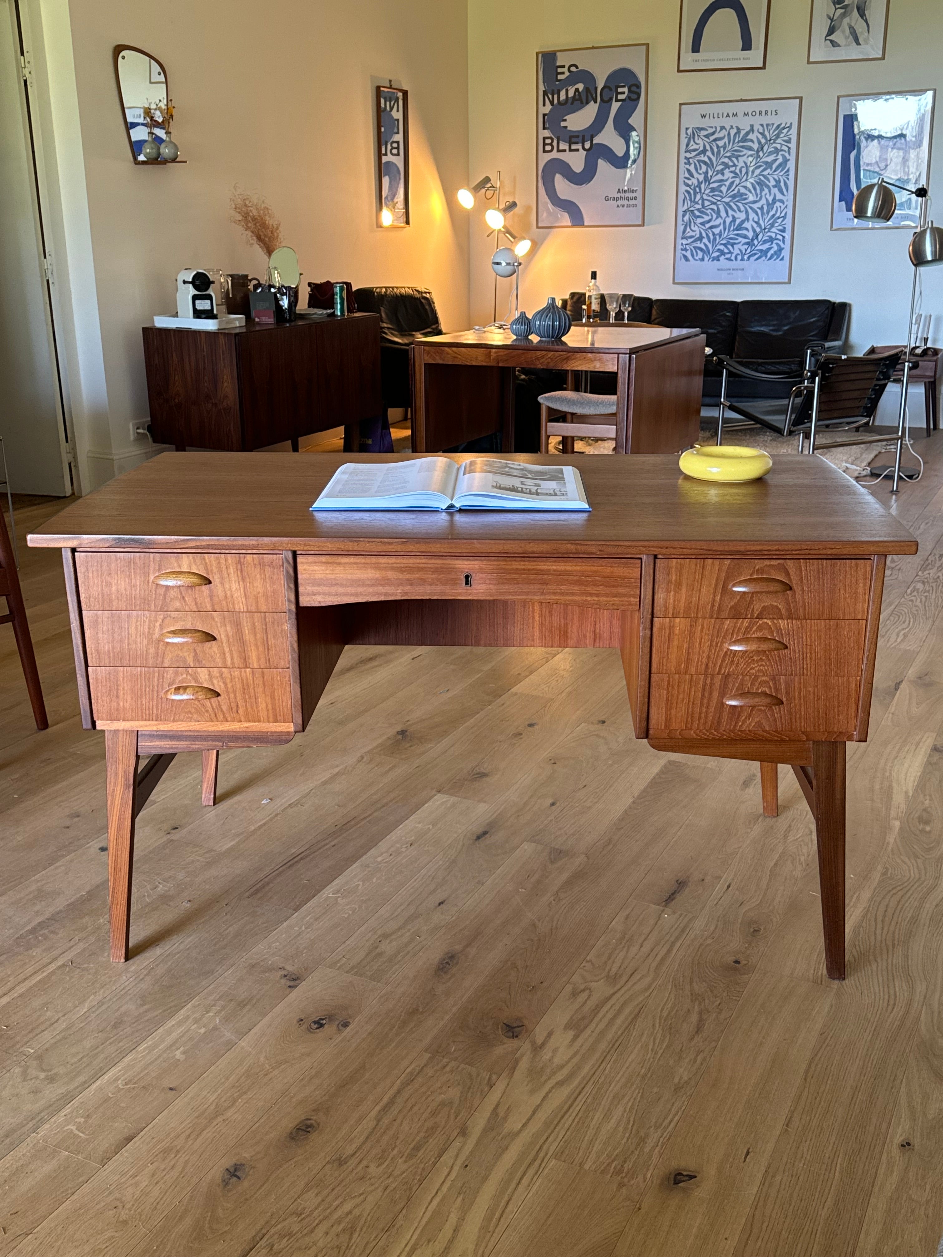 Bureau scandinave vintage double face en teck "Poul"