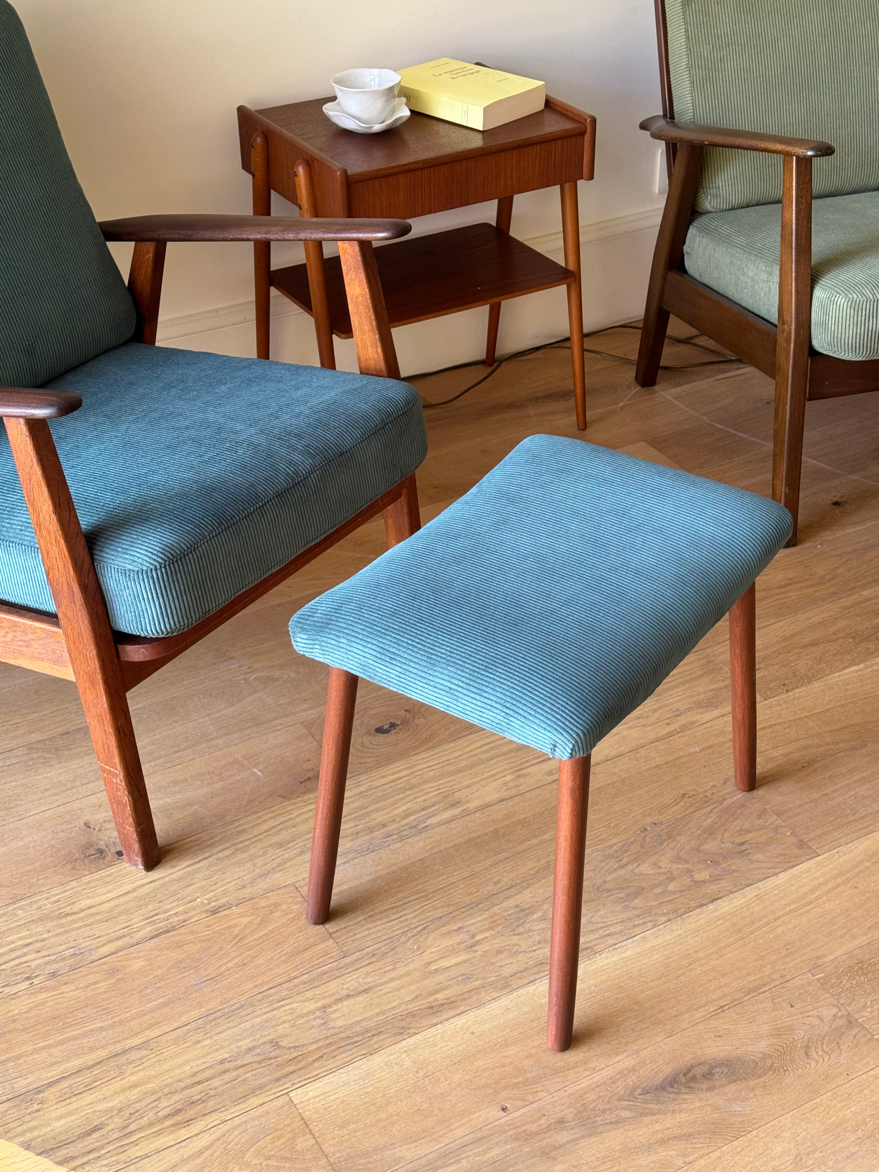 Fauteuil scandinave vintage en teck et velours petites côtes bleu canard – "Eirik"