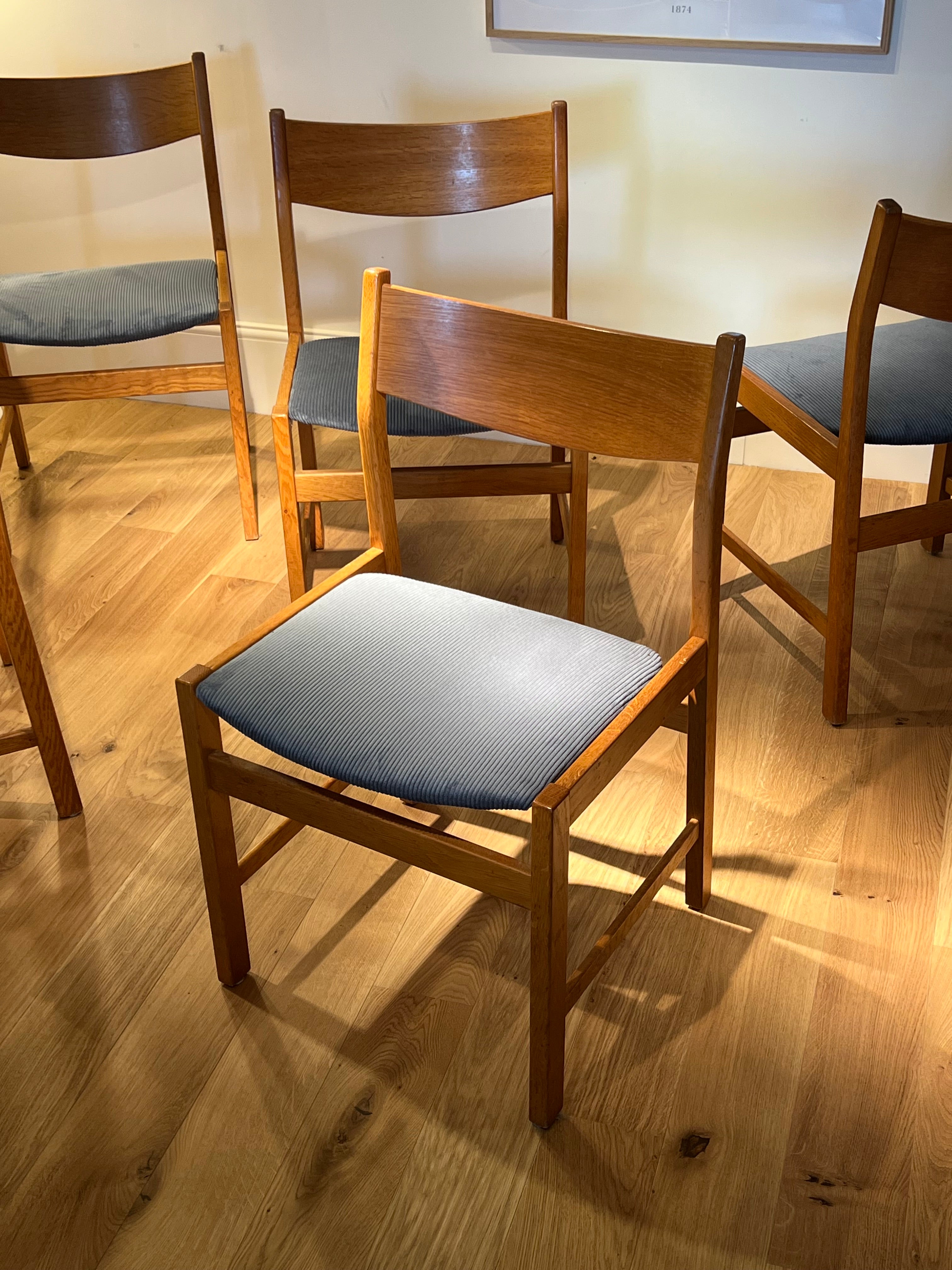 Chaise vintage en chêne retapissée en velours côtelé bleu gris (5 chaises disponibles)