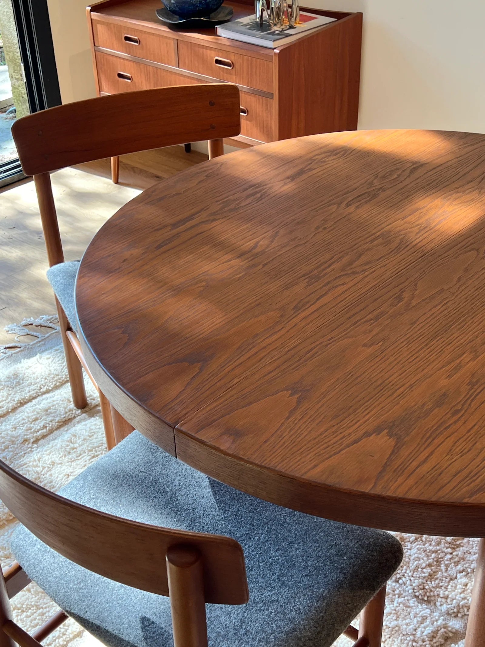 Table ronde de salle à manger extensible scandinave vintage en teck "Nilsa"