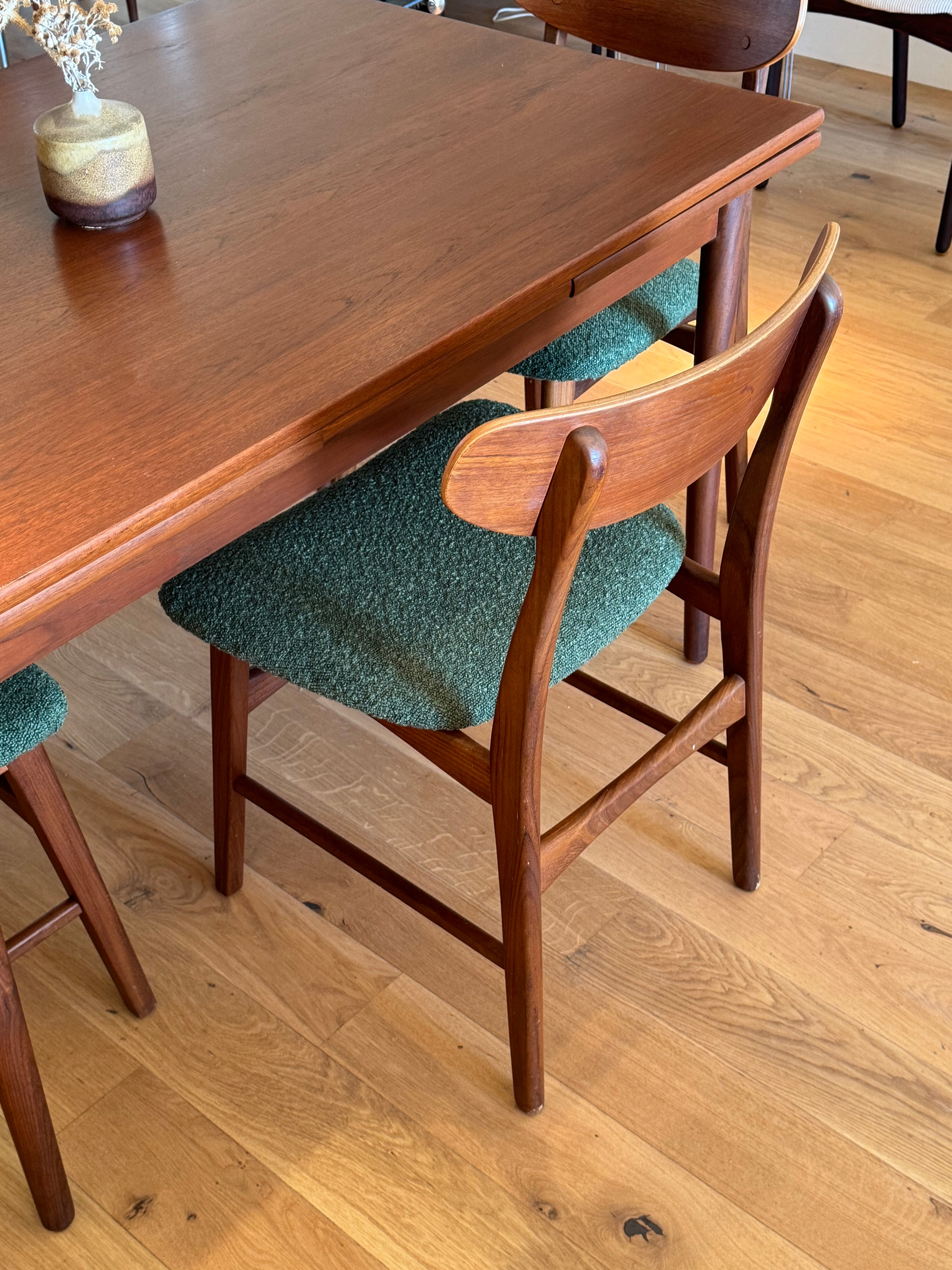 Suite de 4 chaises scandinaves en teck – Modèle « Vagn » – Années 60