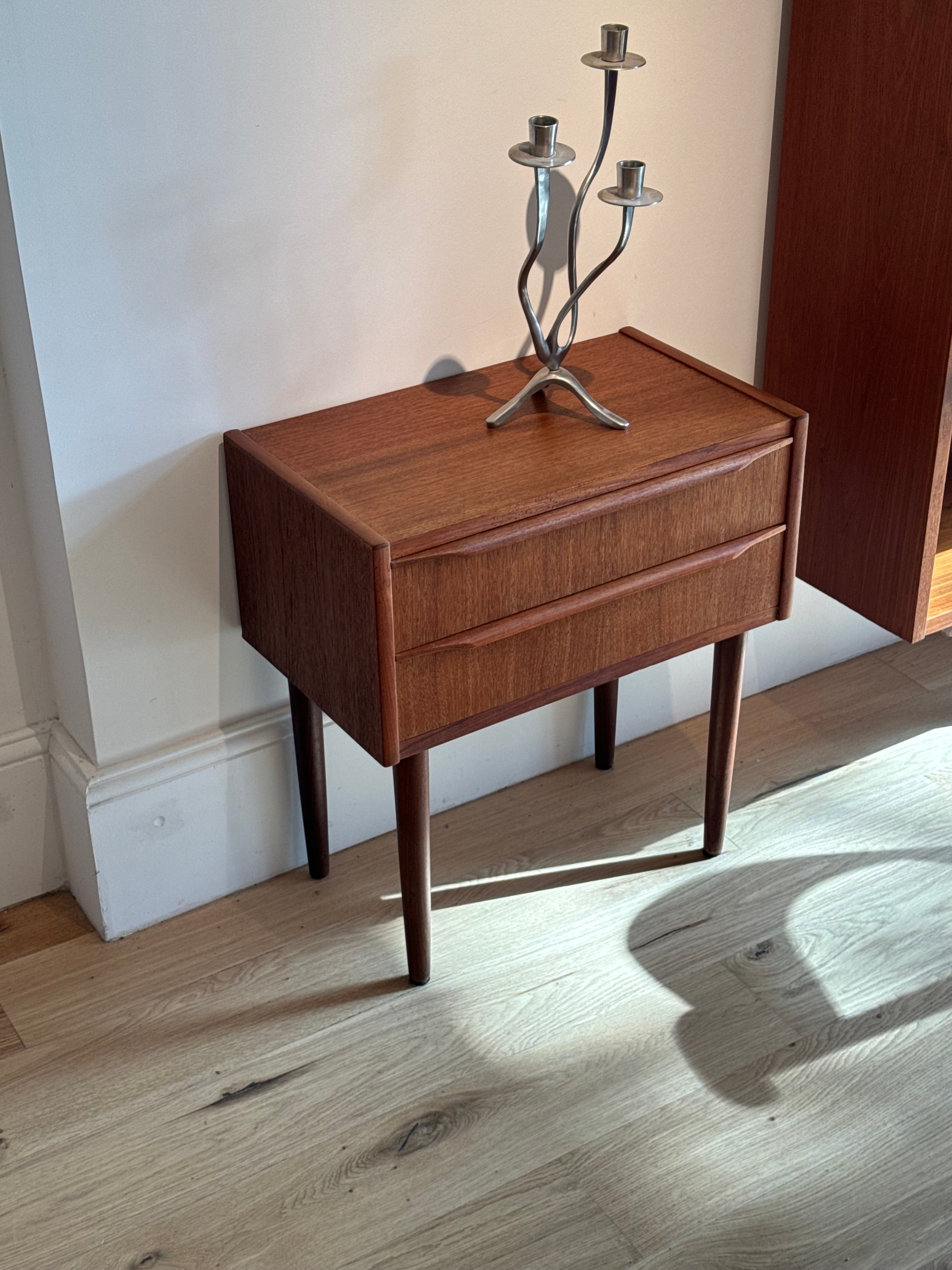 Table de chevet scandinave vintage en teck "Lyn"