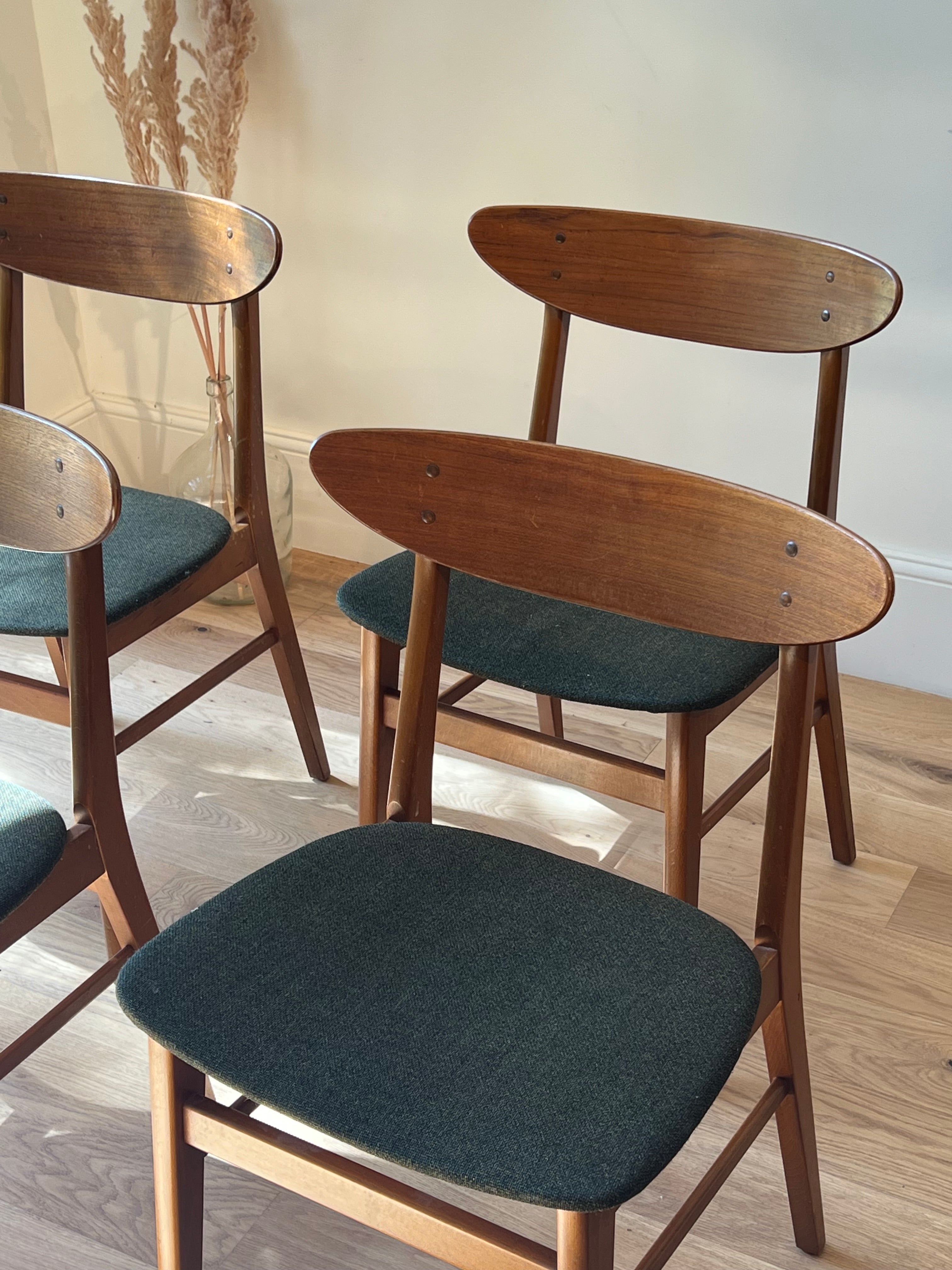 Suite de 4 chaises Frastrup 210 "Alma" en lainage vert d'origine