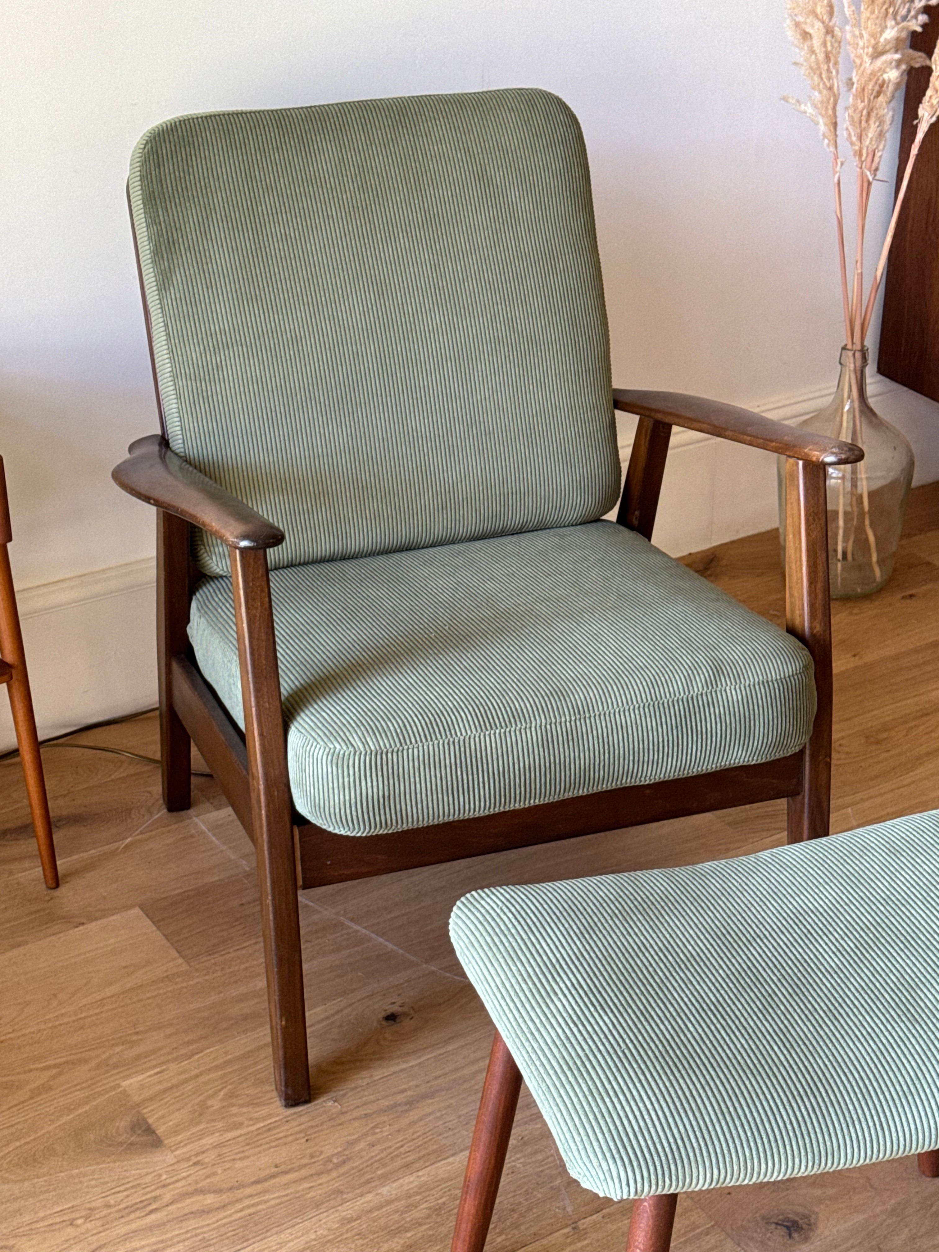 Fauteuil scandinave vintage en teck et velours petites côtes vert – "Alrik"