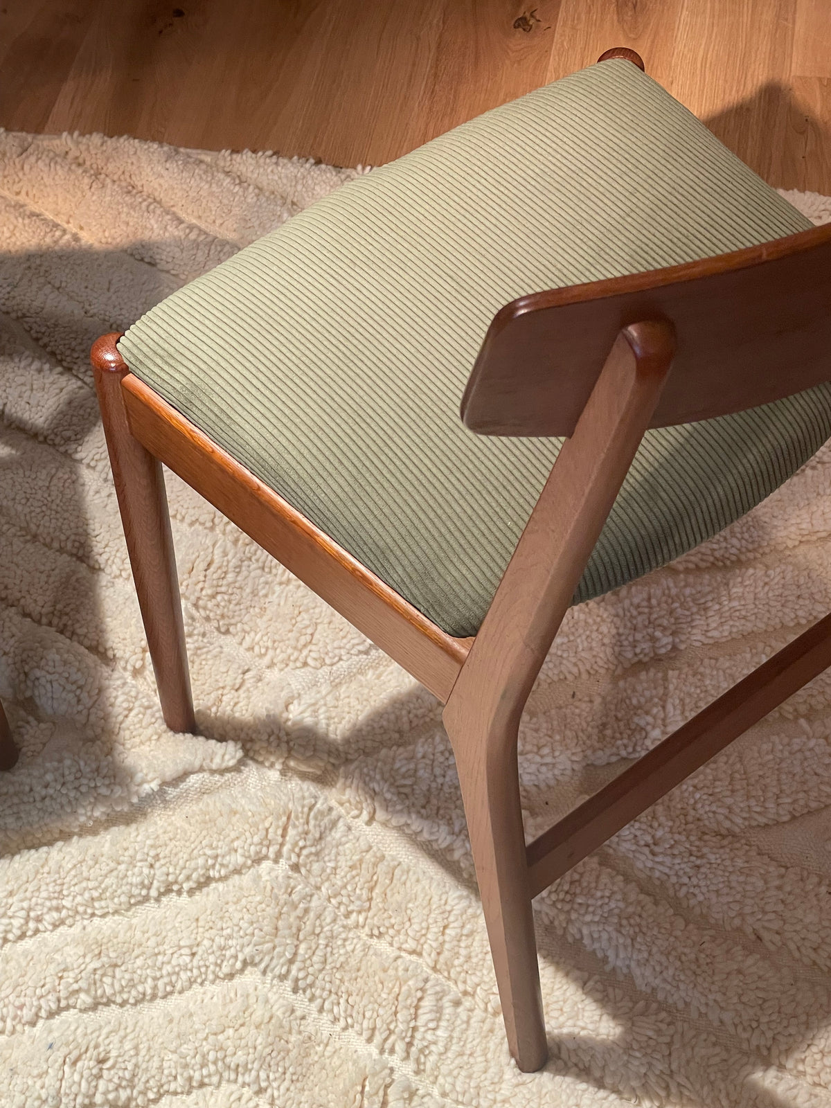 Chaise scandinave vintage "Liva" en teck (4 disponibles)
