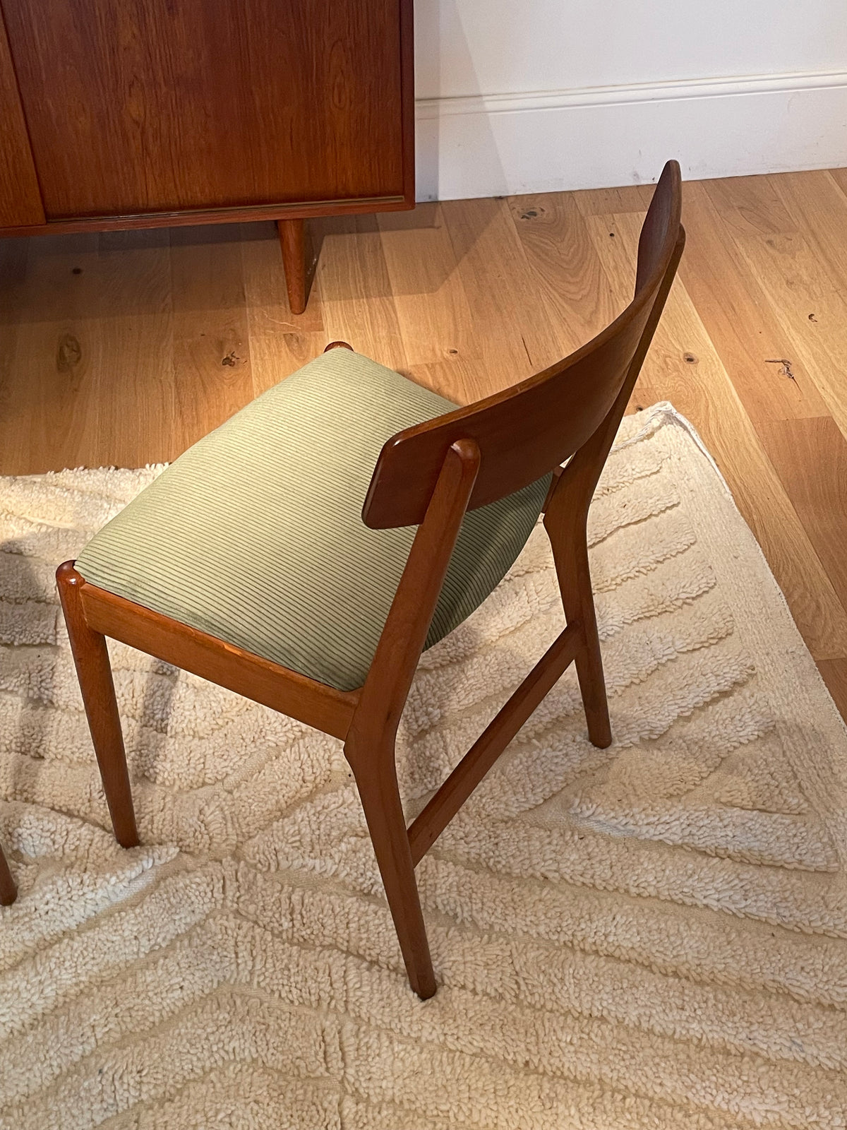 Chaise scandinave vintage "Liva" en teck (4 disponibles)