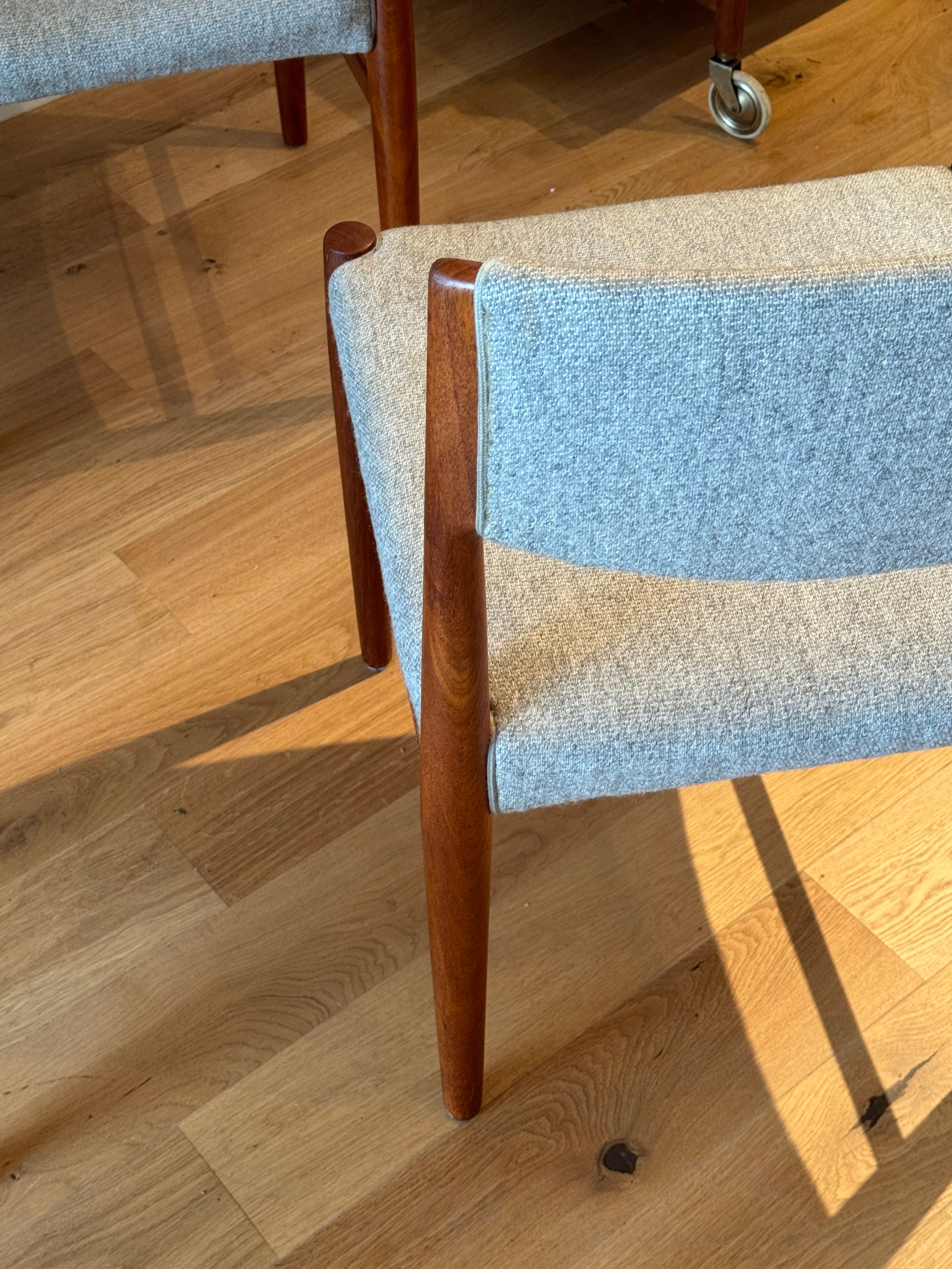 Suite de 4 chaises scandinaves en teck éditées par Glostrup Mobelfabrik.