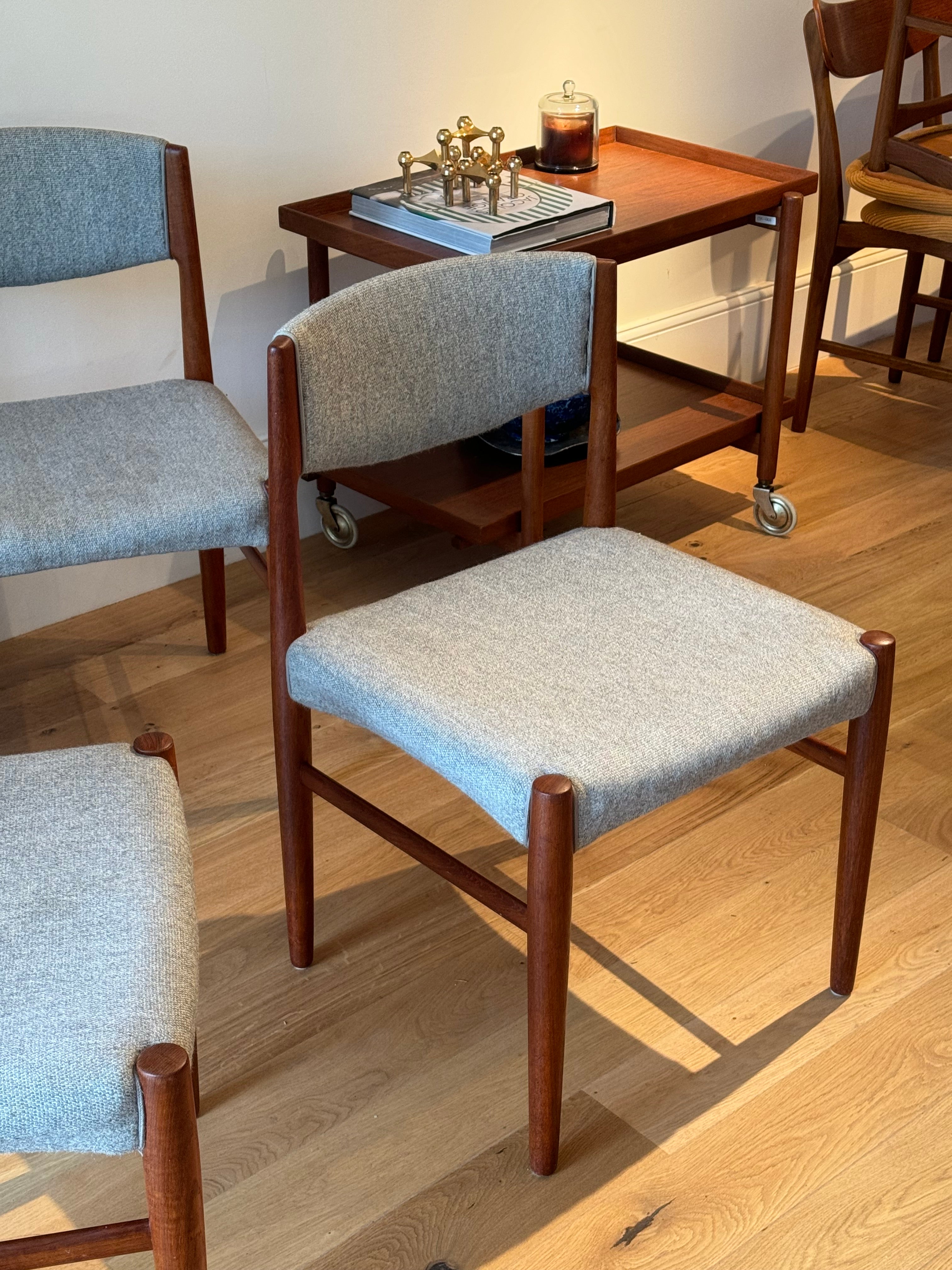 Suite de 4 chaises scandinaves en teck éditées par Glostrup Mobelfabrik.