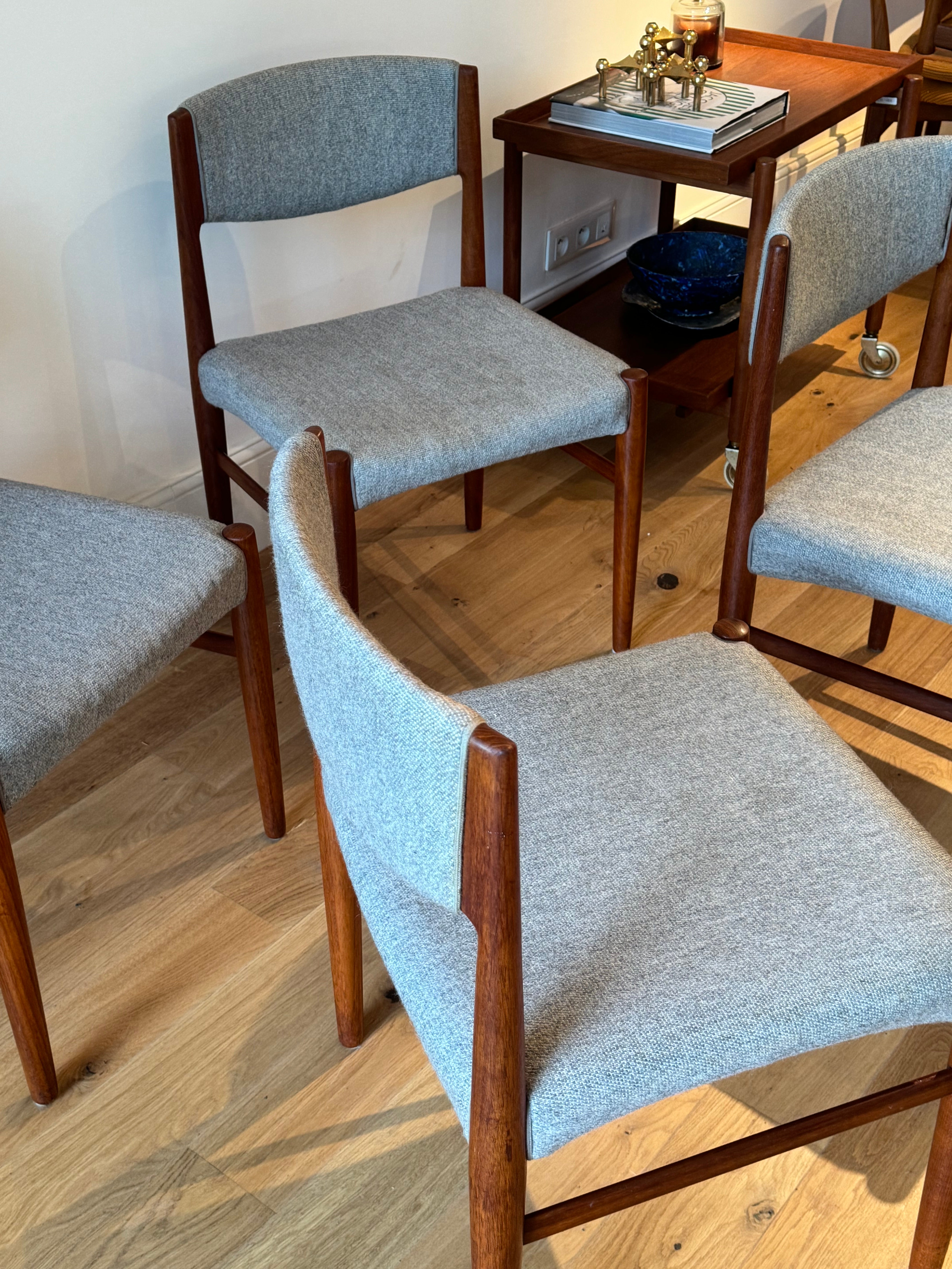 Suite de 4 chaises scandinaves en teck éditées par Glostrup Mobelfabrik.