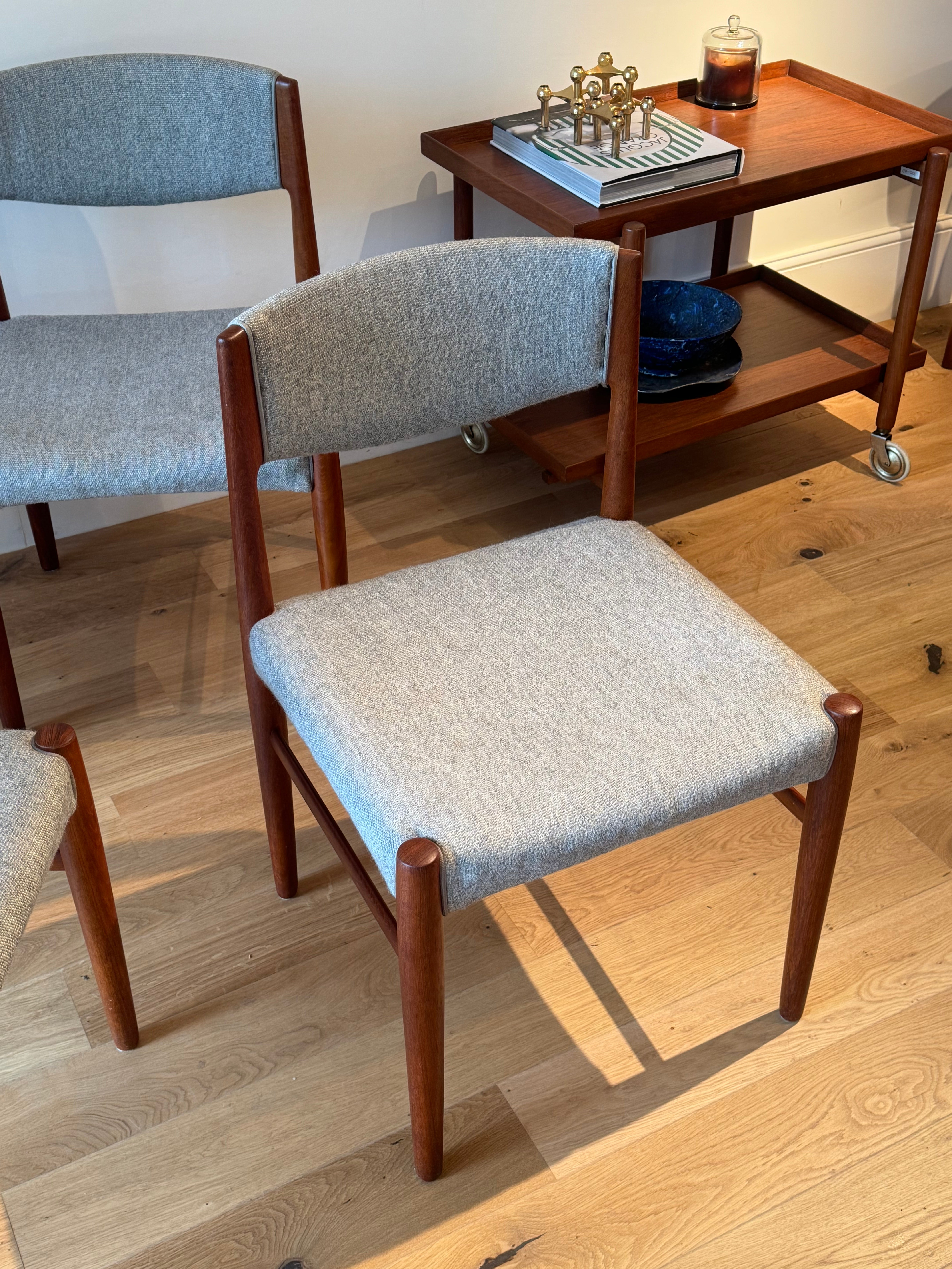 Suite de 4 chaises scandinaves en teck éditées par Glostrup Mobelfabrik.