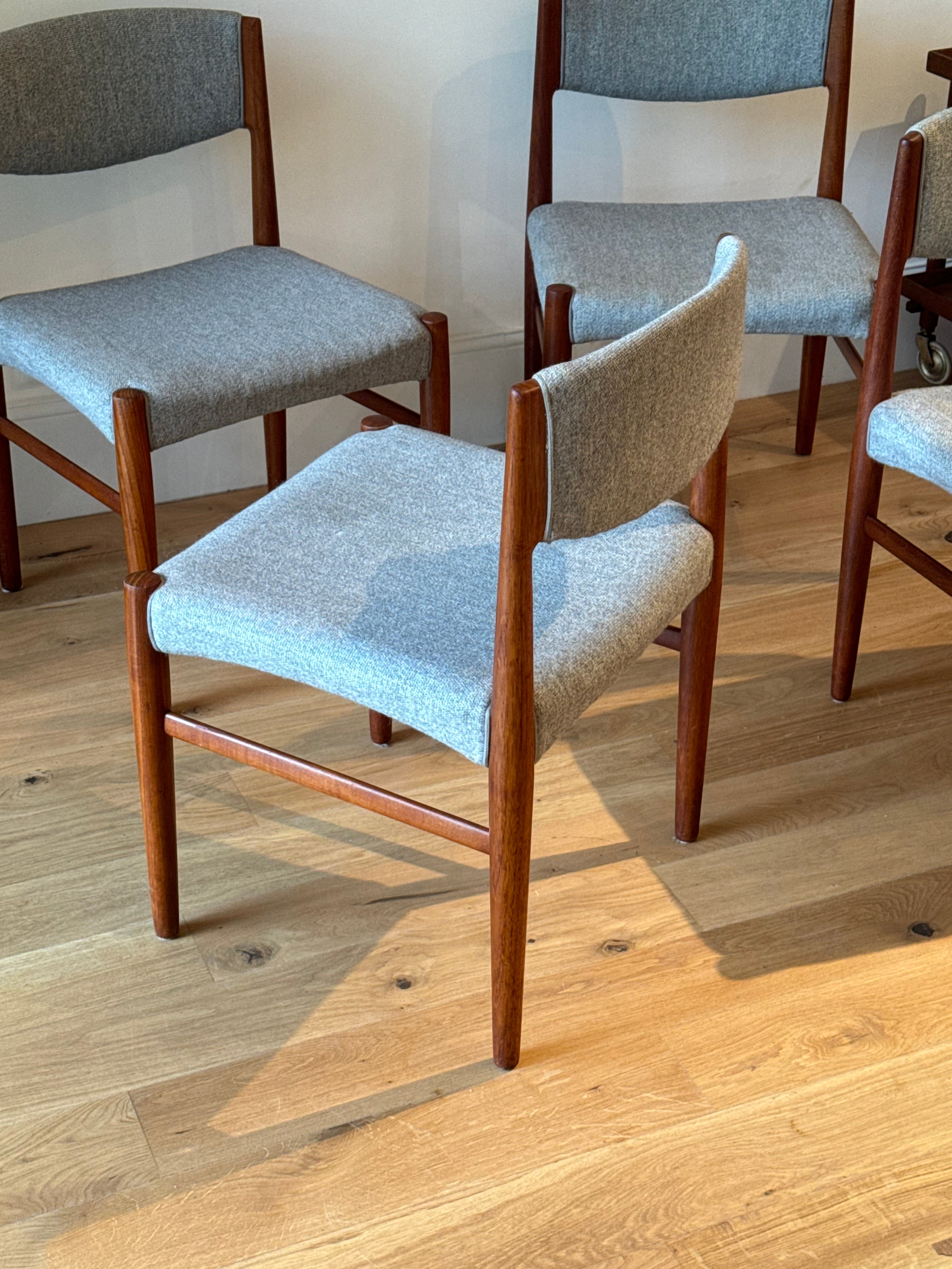 Suite de 4 chaises scandinaves en teck éditées par Glostrup Mobelfabrik.