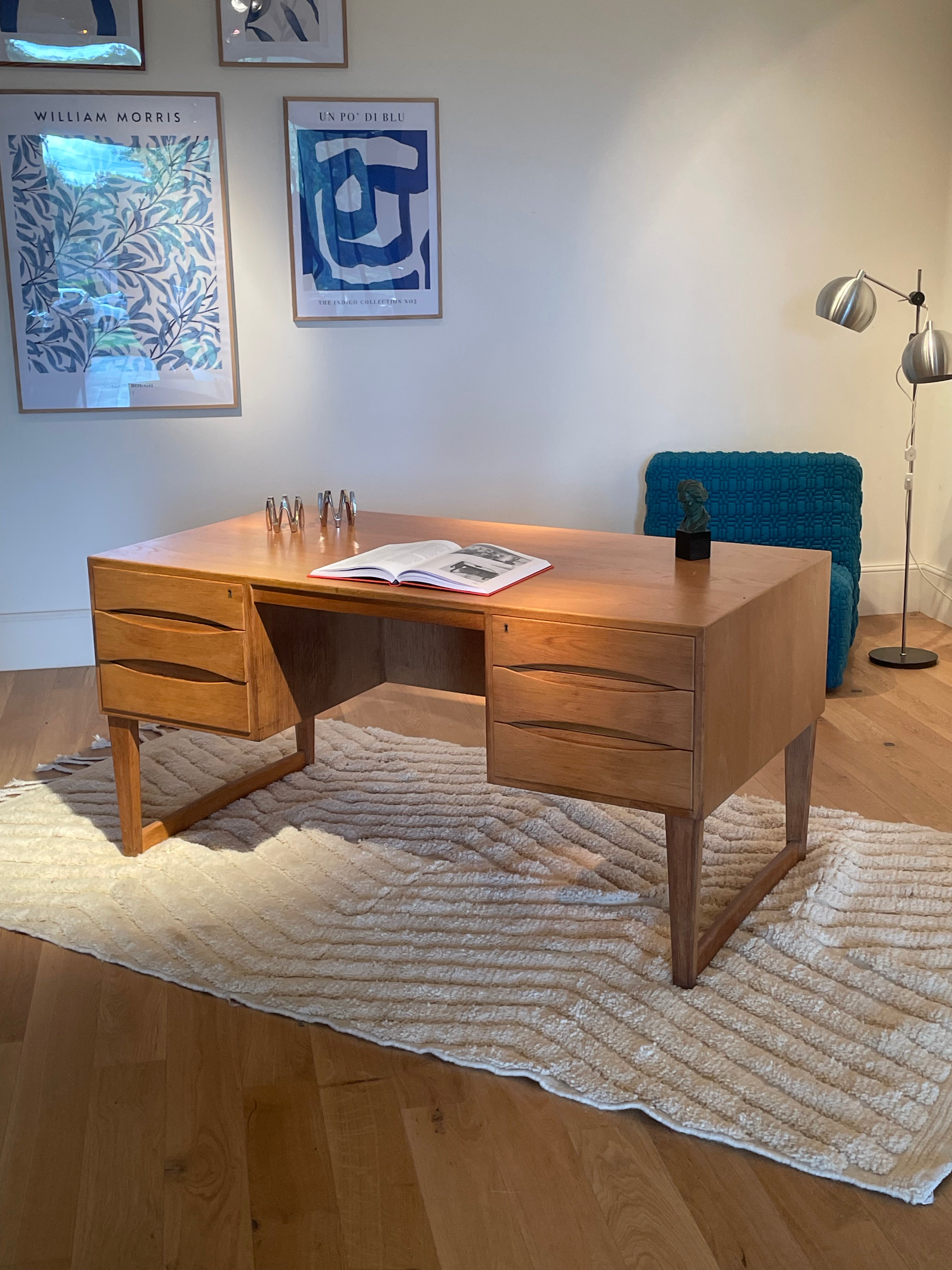 Bureau scandinave vintage en chêne doré "Anders"