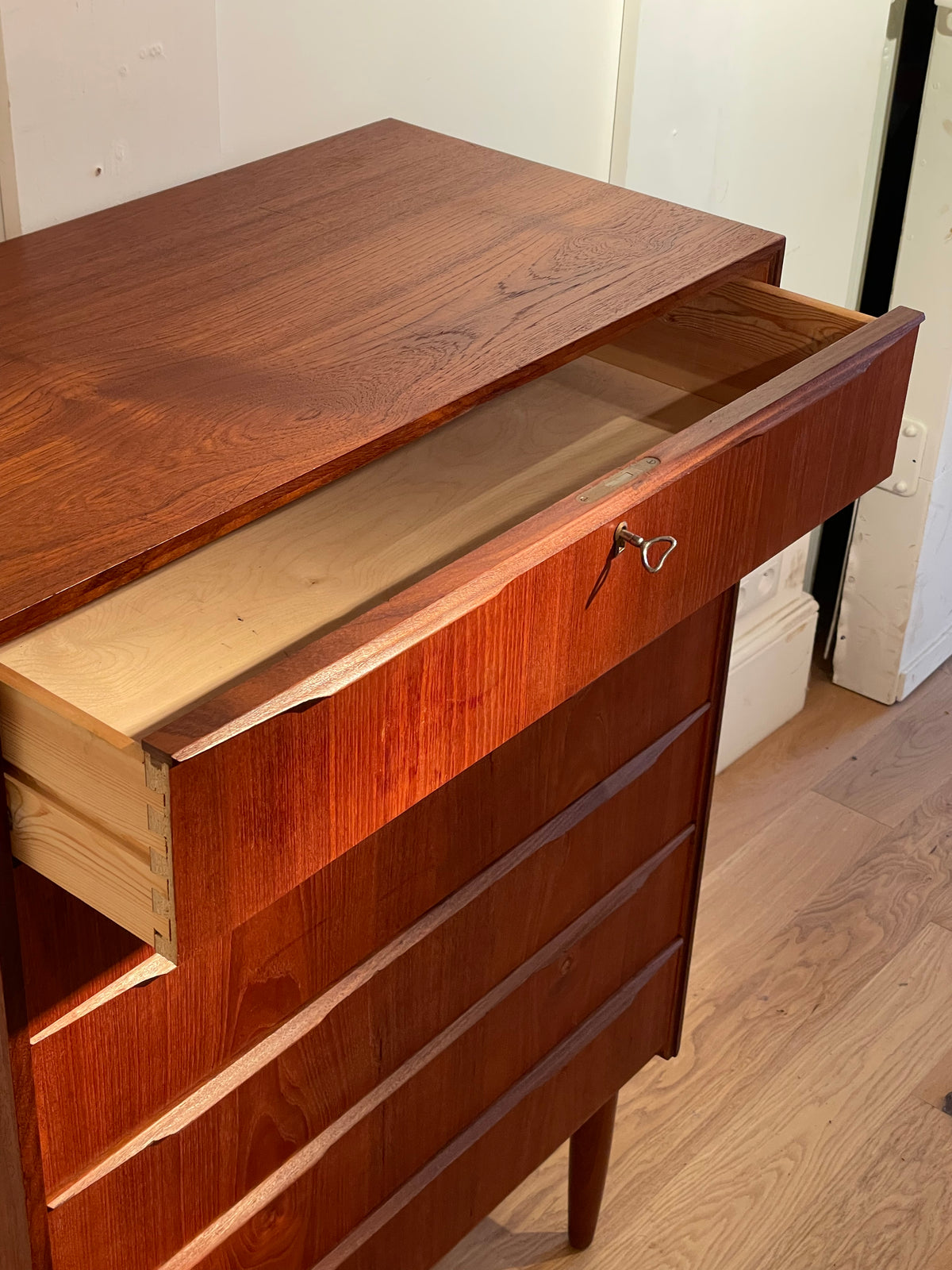 Commode haute scandinave vintage en teck "Rigmor"