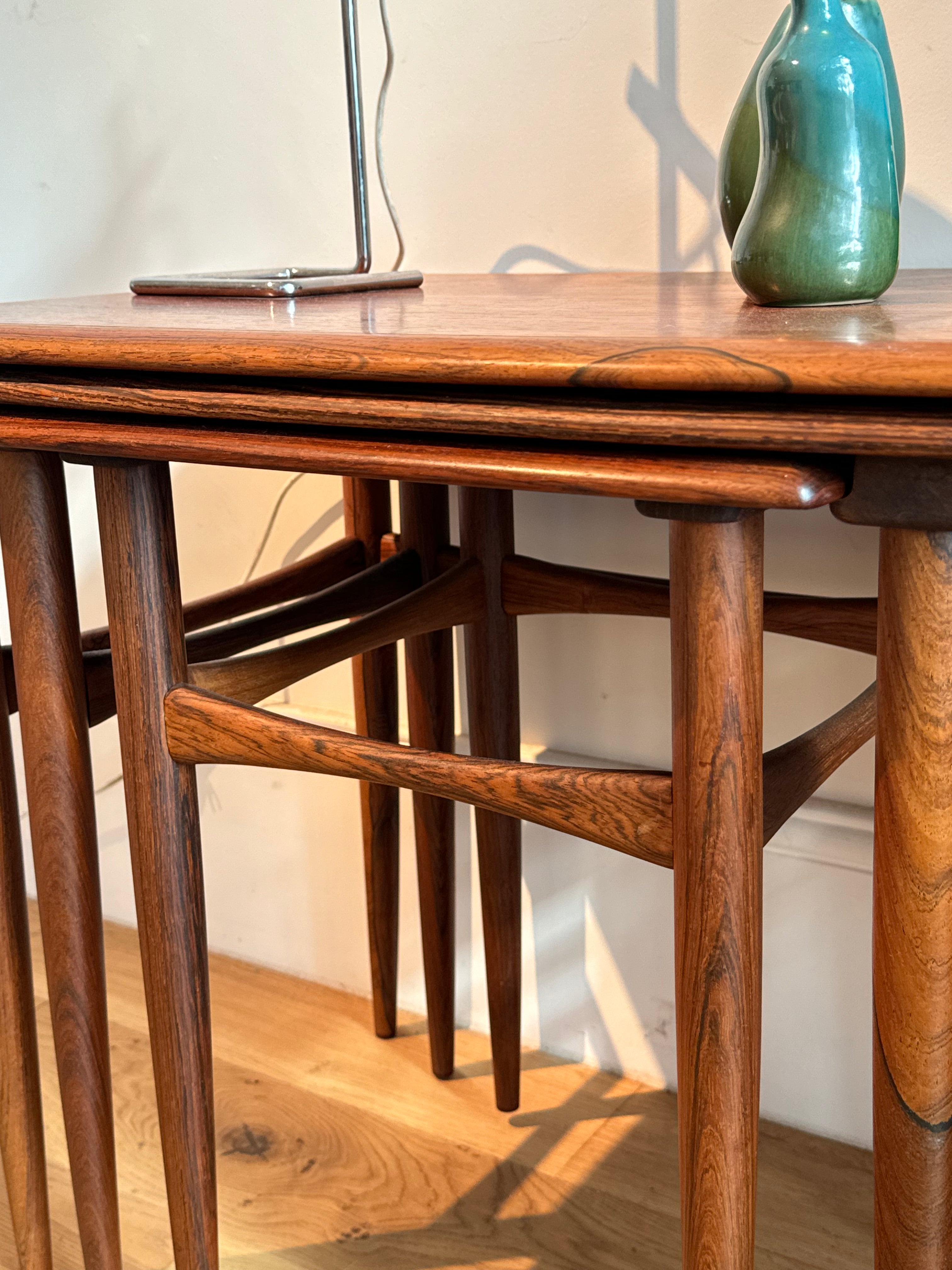 Trio de tables gigognes scandinaves vintage en teck « Signe »