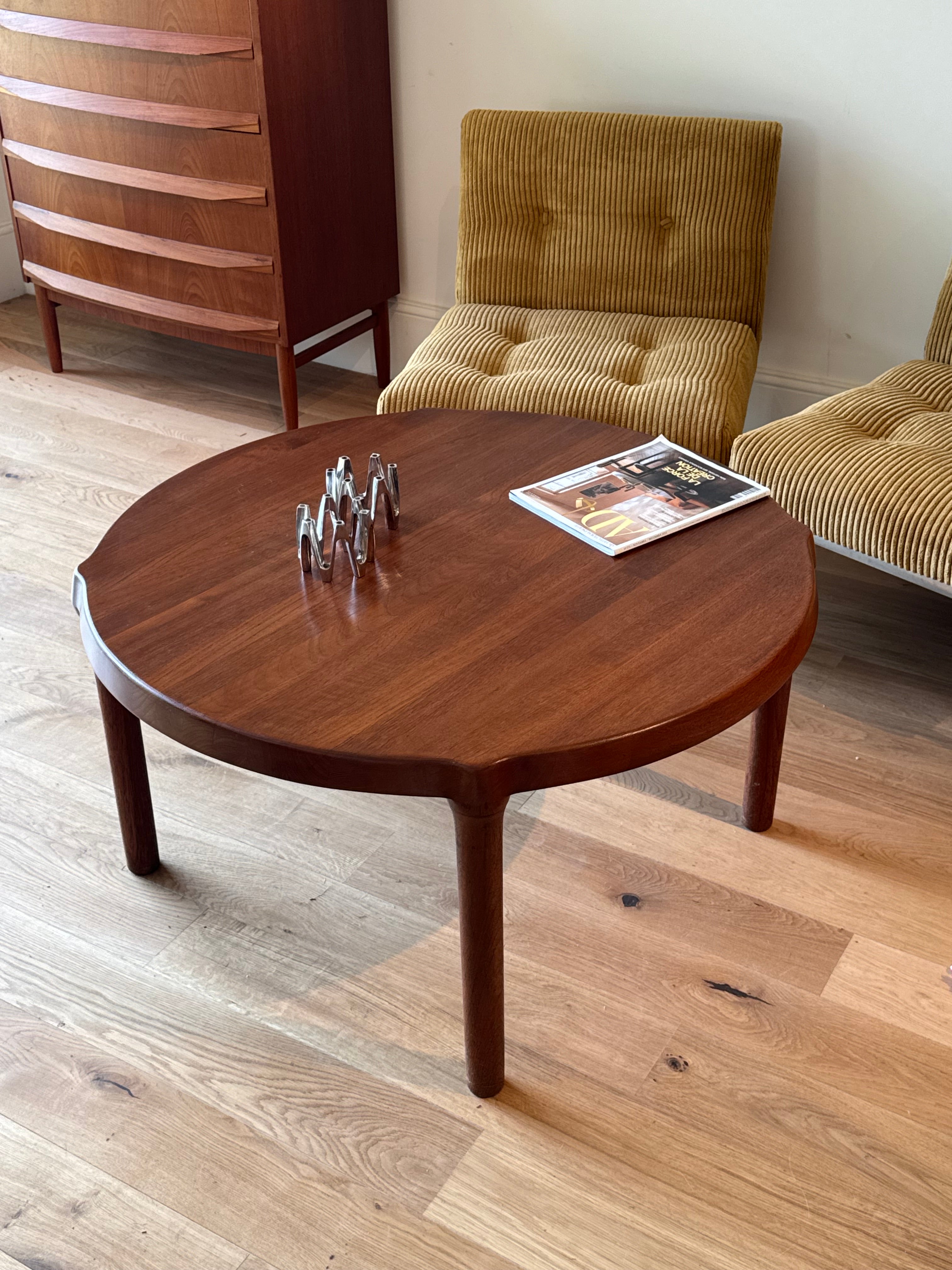 Table basse ronde scandinave vintage en teck « Ursula »