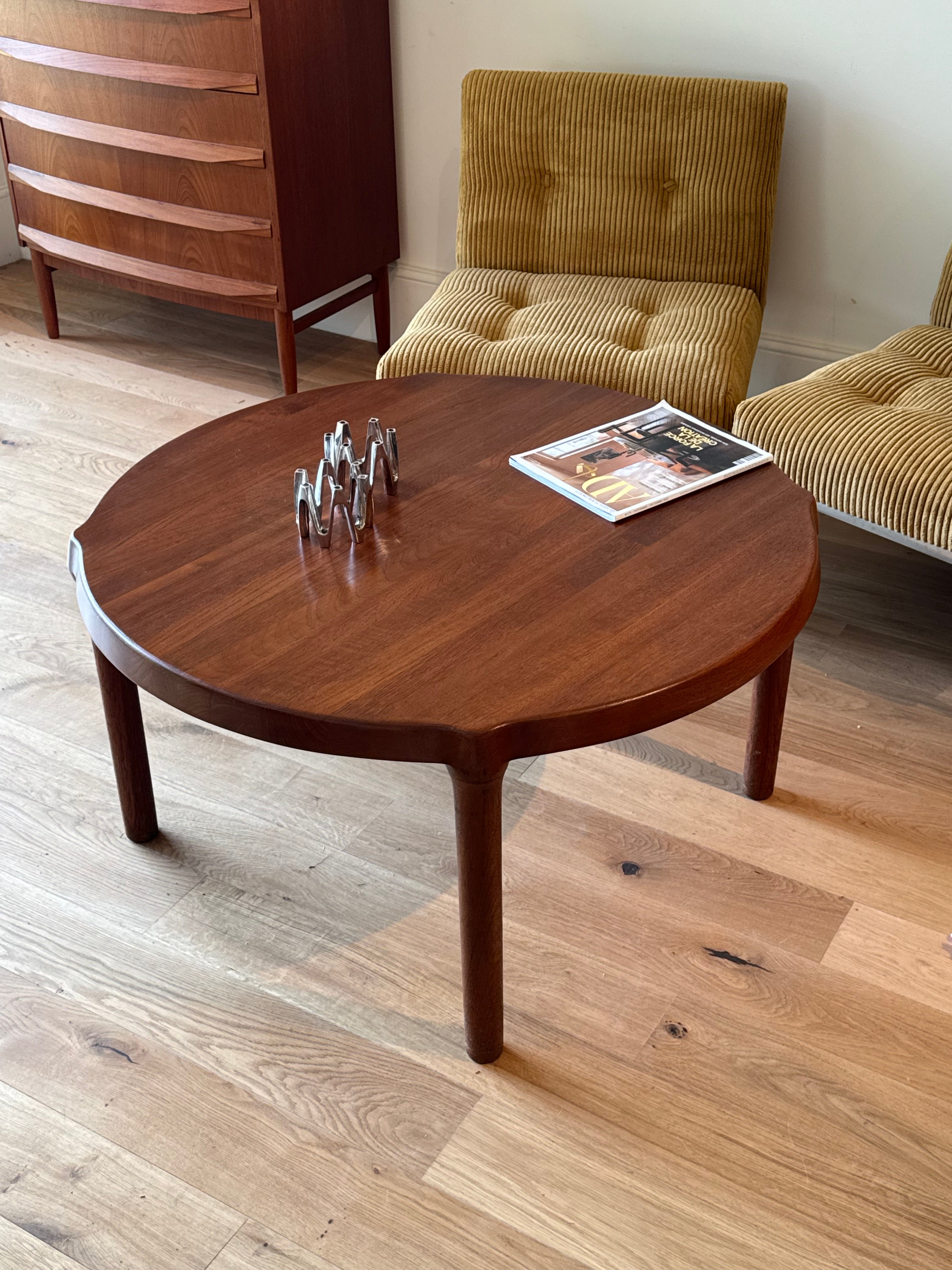 Table basse ronde scandinave vintage en teck « Ursula »