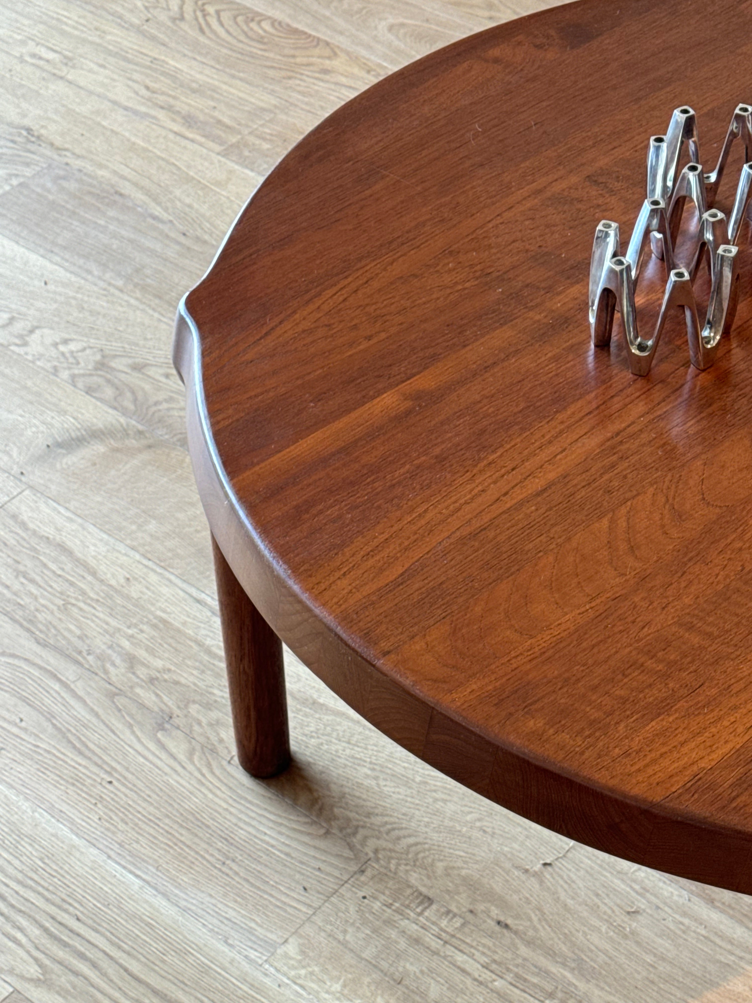 Table basse ronde scandinave vintage en teck « Ursula »