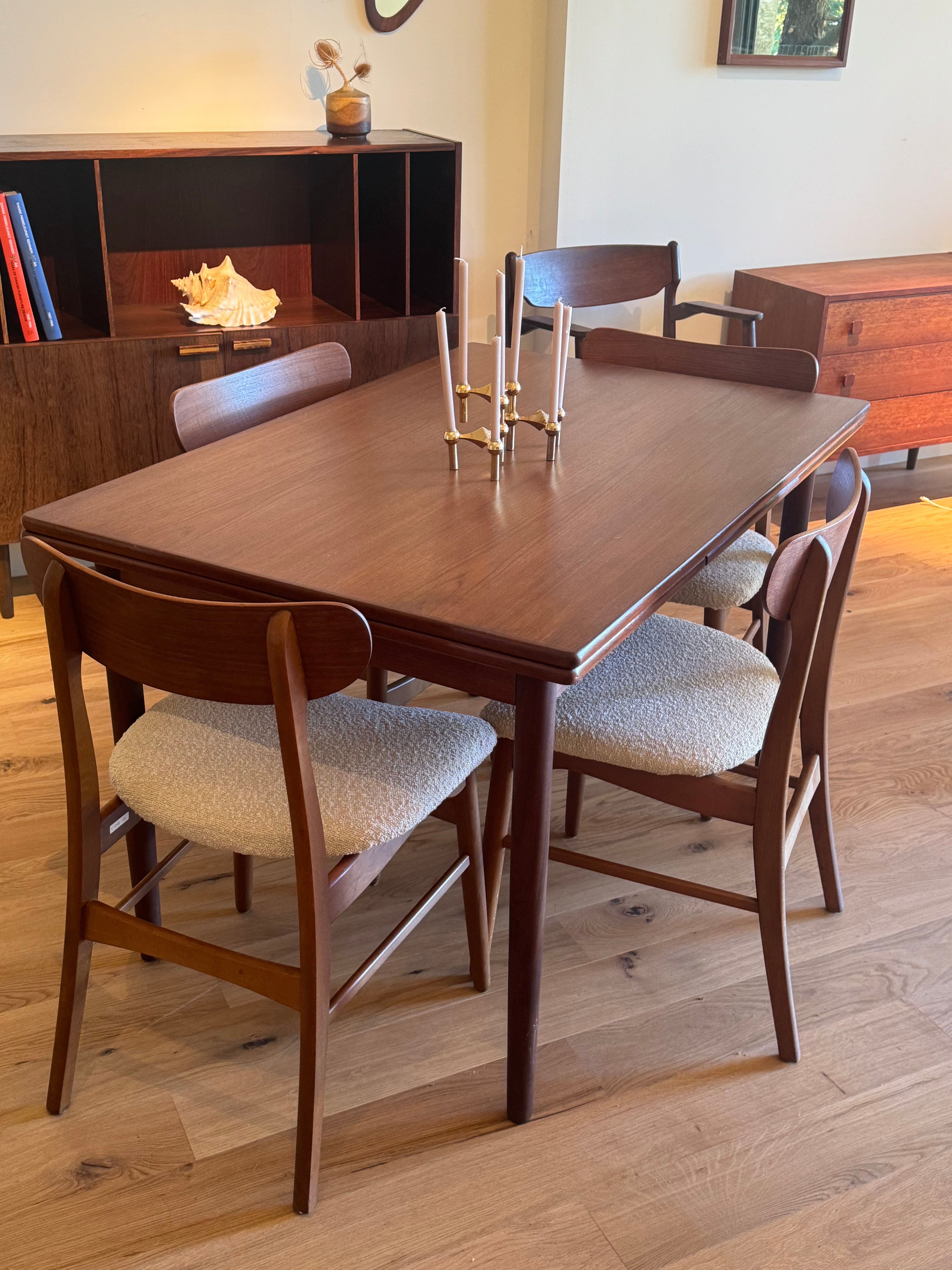 Suite de 4 chaises scandinaves en teck – Modèle « Vagn » – Années 60