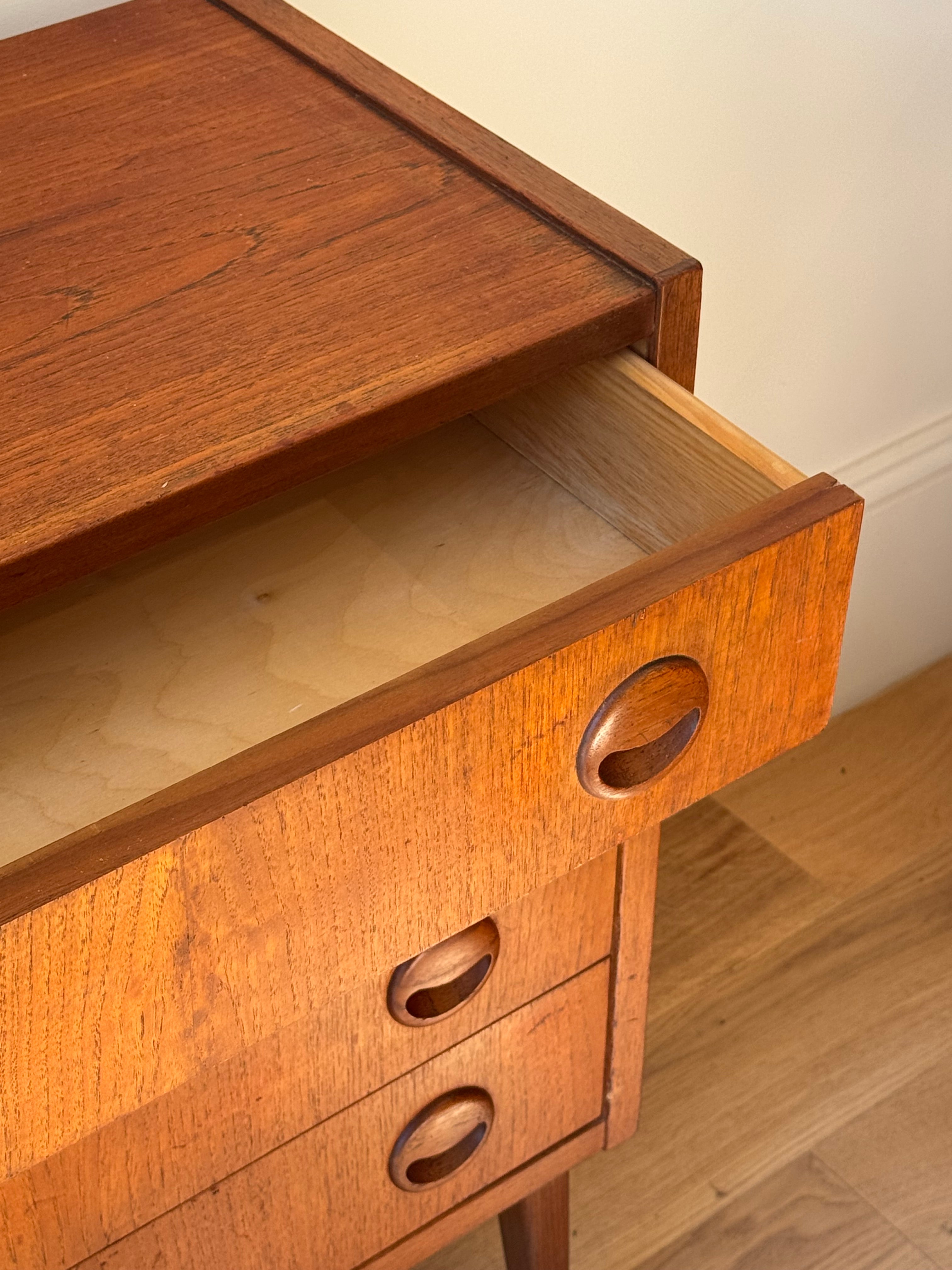 Petite commode scandinave vintage "Mai"
