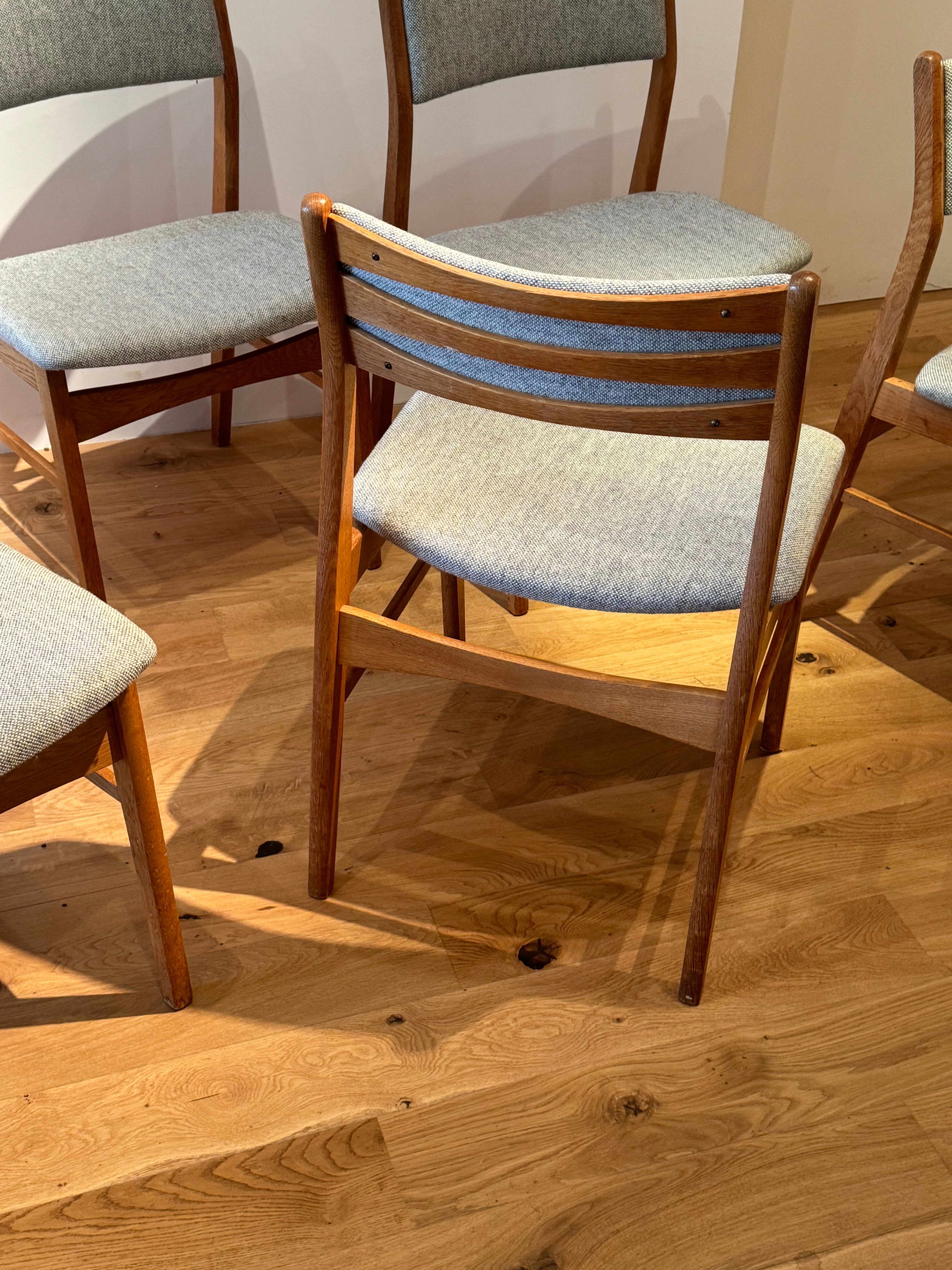 Suite de 6 chaises scandinaves vintage en chêne « Chrisna » »