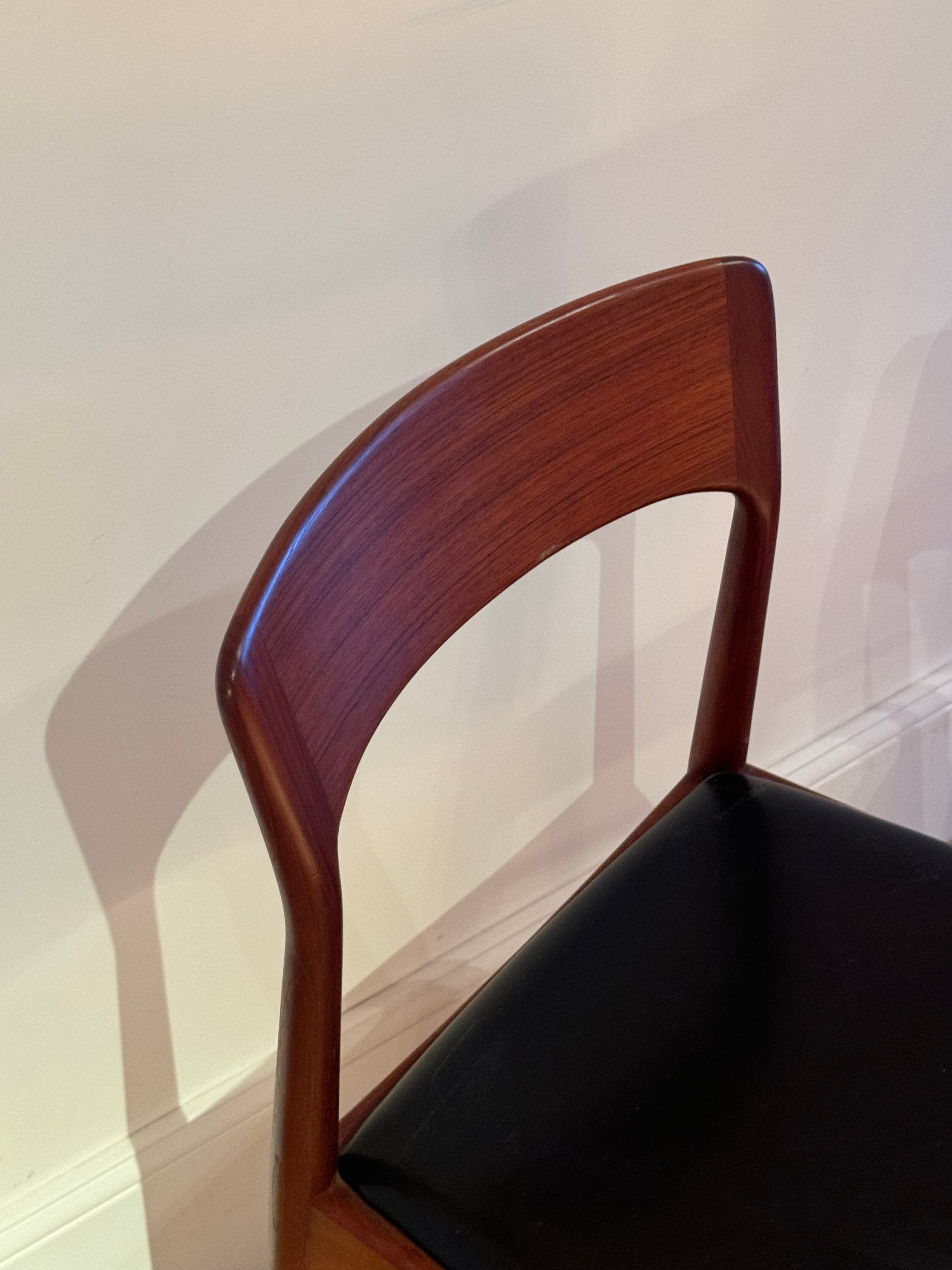 Paire de chaises scandinaves vintage en teck « Olga »