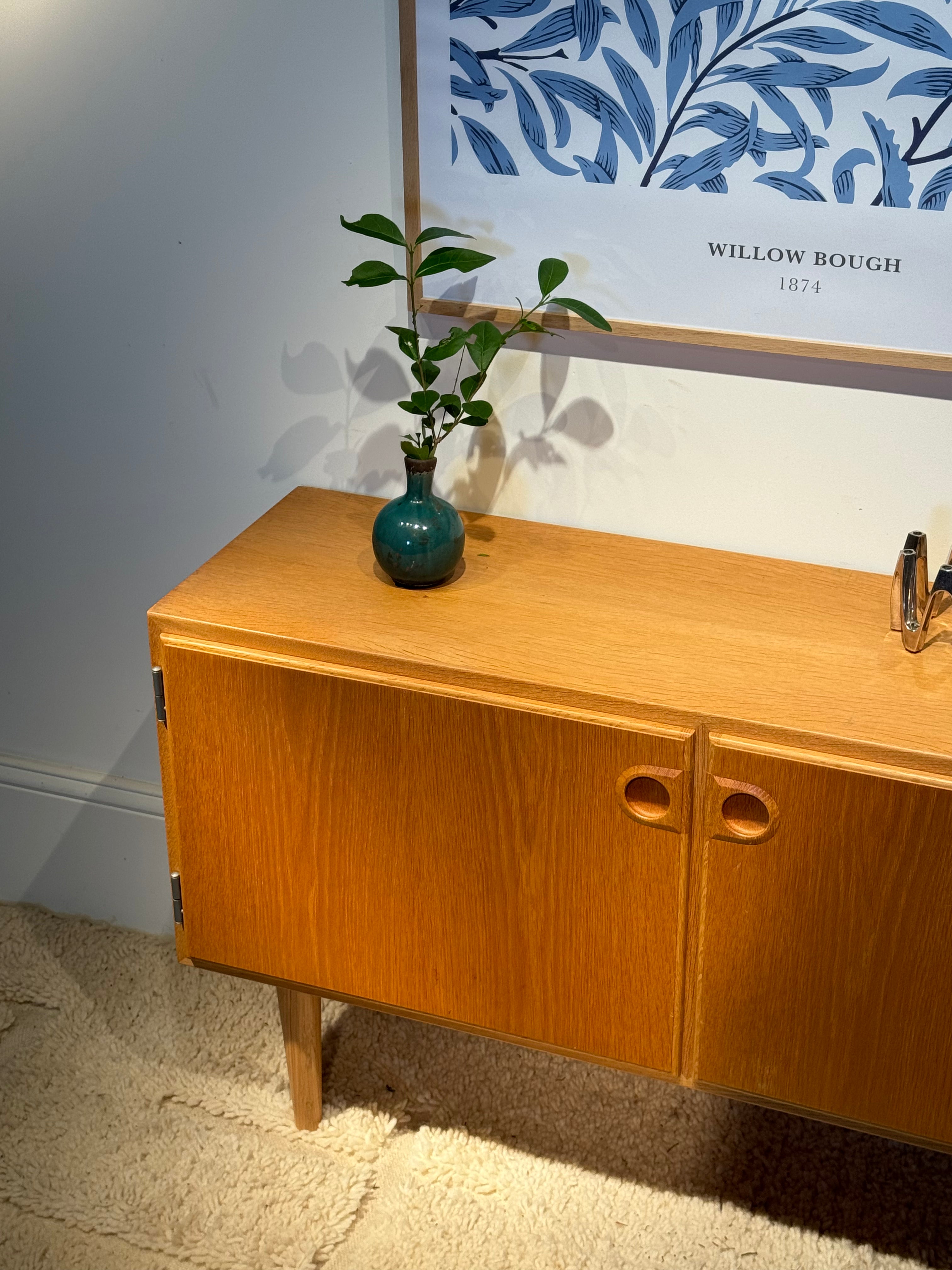 Buffet scandinave vintage en chêne doré "Thyra"