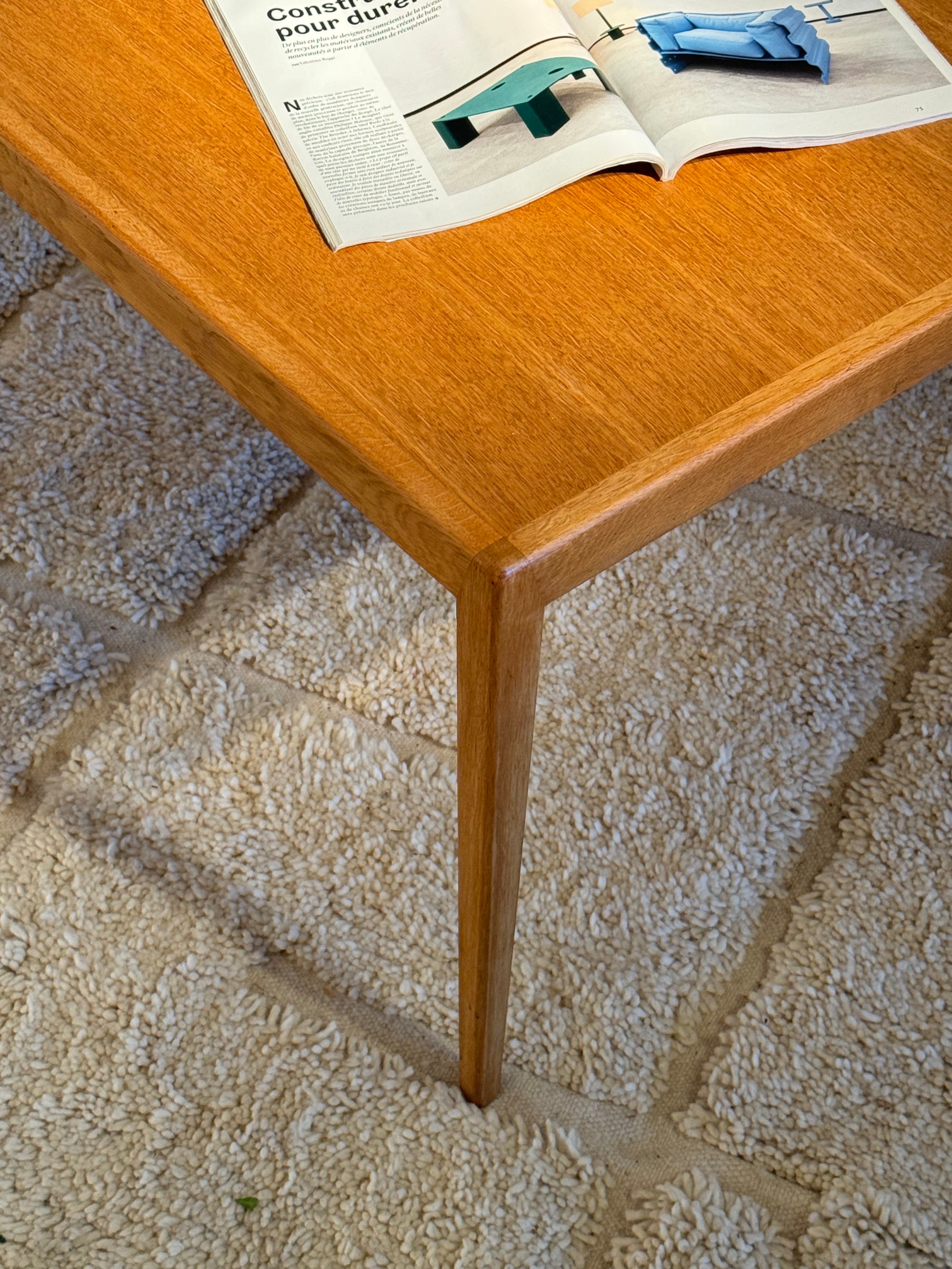 Table basse scandinave vintage en chêne doré "Evie"
