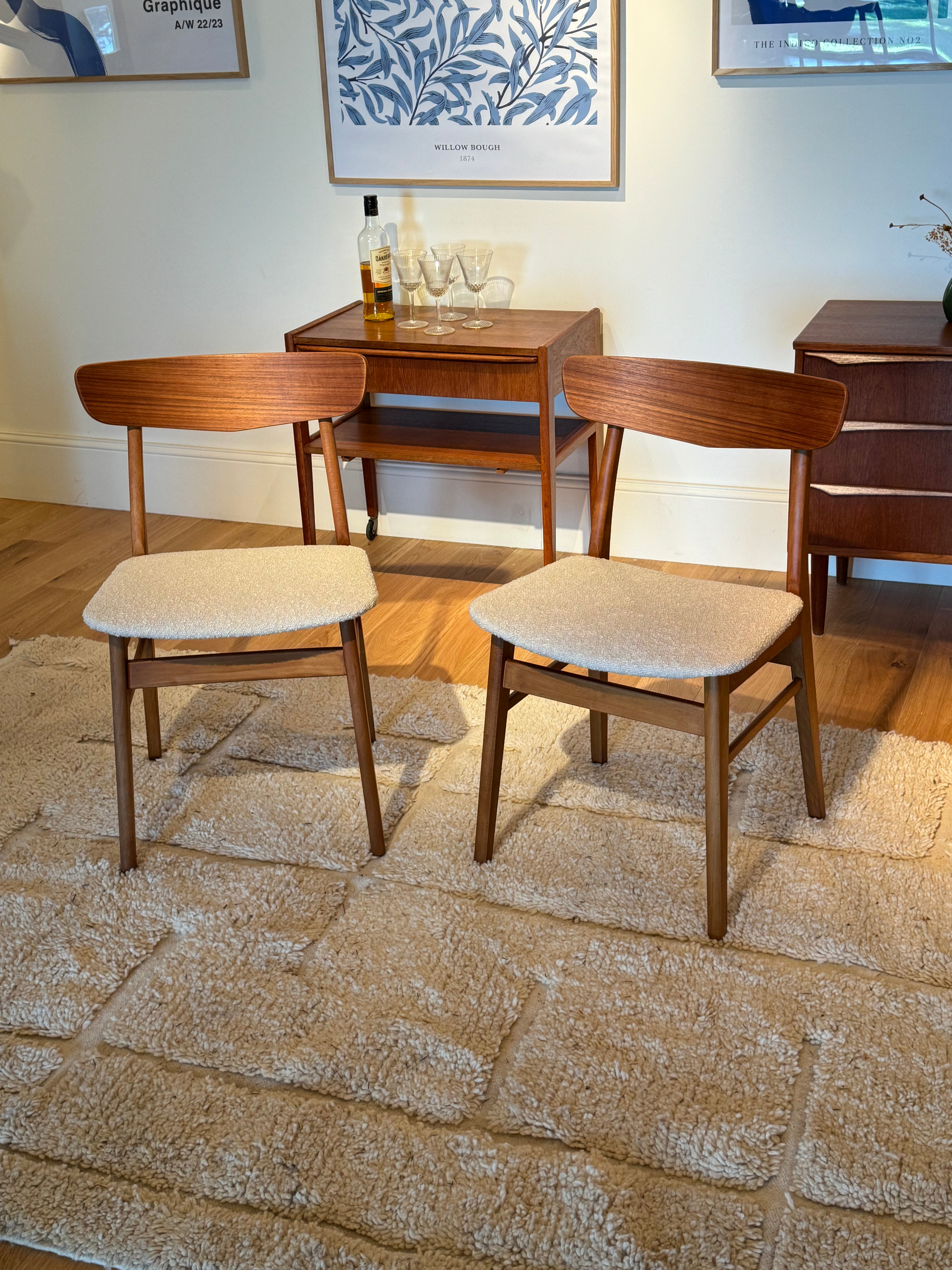2 chaises scandinaves vintage « Greta » en hêtre teinté et teck bouclette beige